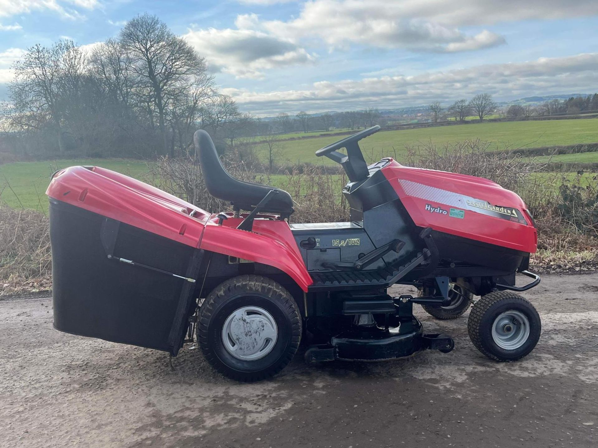 CASTELGARDEN TWIN CUT RIDE ON LAWN MOWER *PLUS VAT* - Image 7 of 12