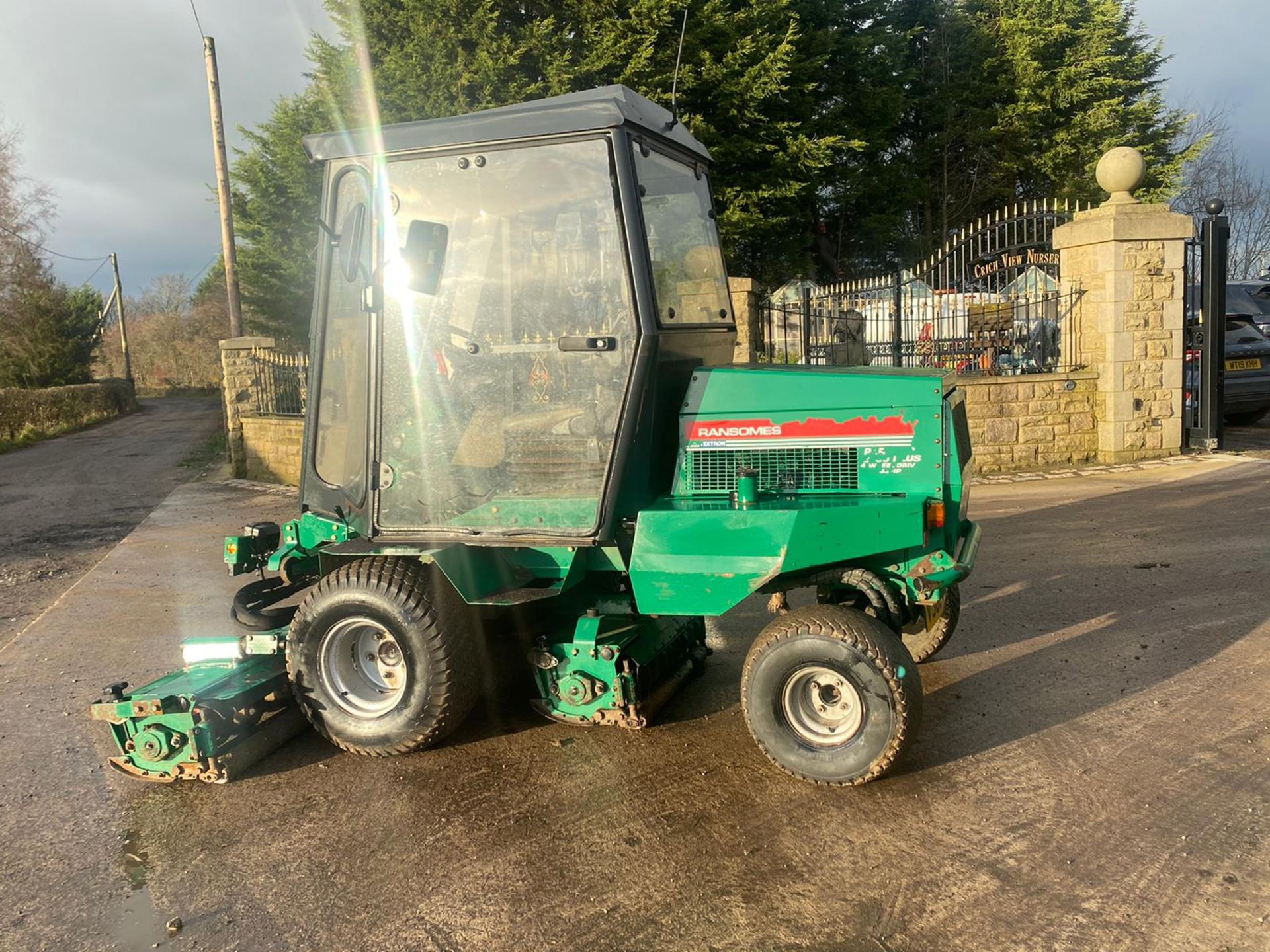 RANSOMES PARKWAY 2250 PLUS RIDE ON LAWN MOWER *PLUS VAT* - Image 4 of 7