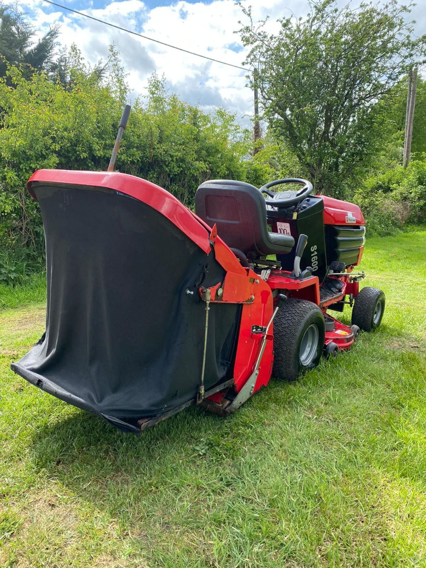 WESTWOOD S 1600 RIDE ON LAWN MOWER WITH COLLECTOR, RUNS WORKS AND CUTS *PLUS VAT* - Image 5 of 9