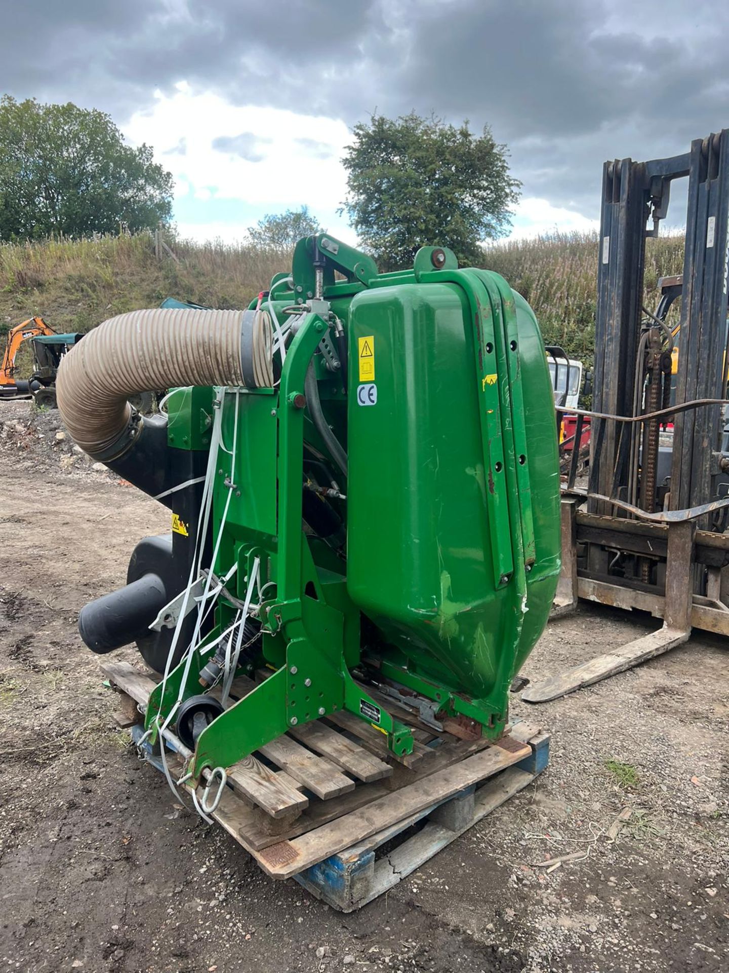 JOHN DEERE HIGH LIFT MCS580 CLAMSHELL COLLECTOR - COMES WITH FULL PTO *PLUS VAT* - Image 2 of 8