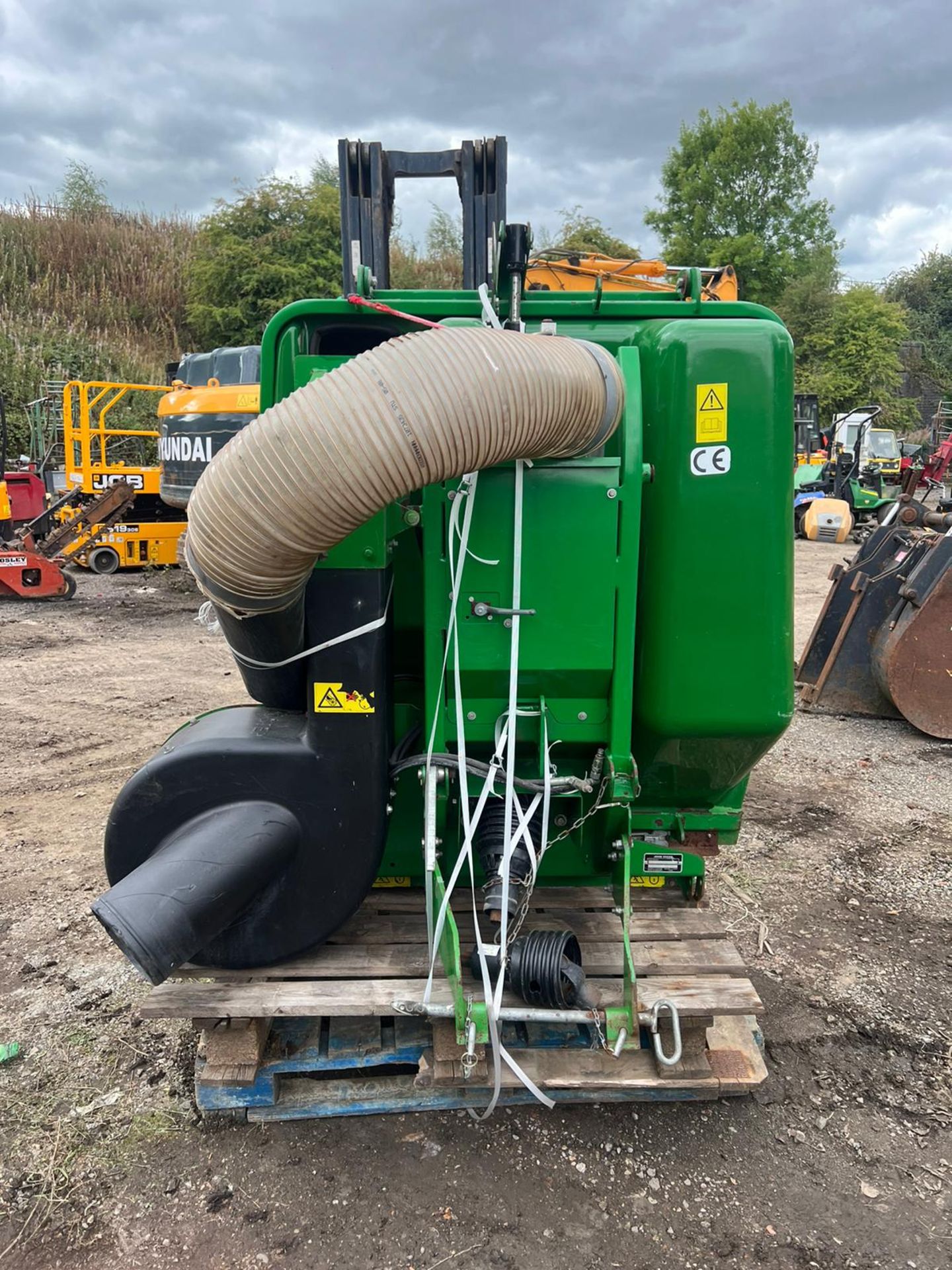 JOHN DEERE HIGH LIFT MCS580 CLAMSHELL COLLECTOR - COMES WITH FULL PTO *PLUS VAT*