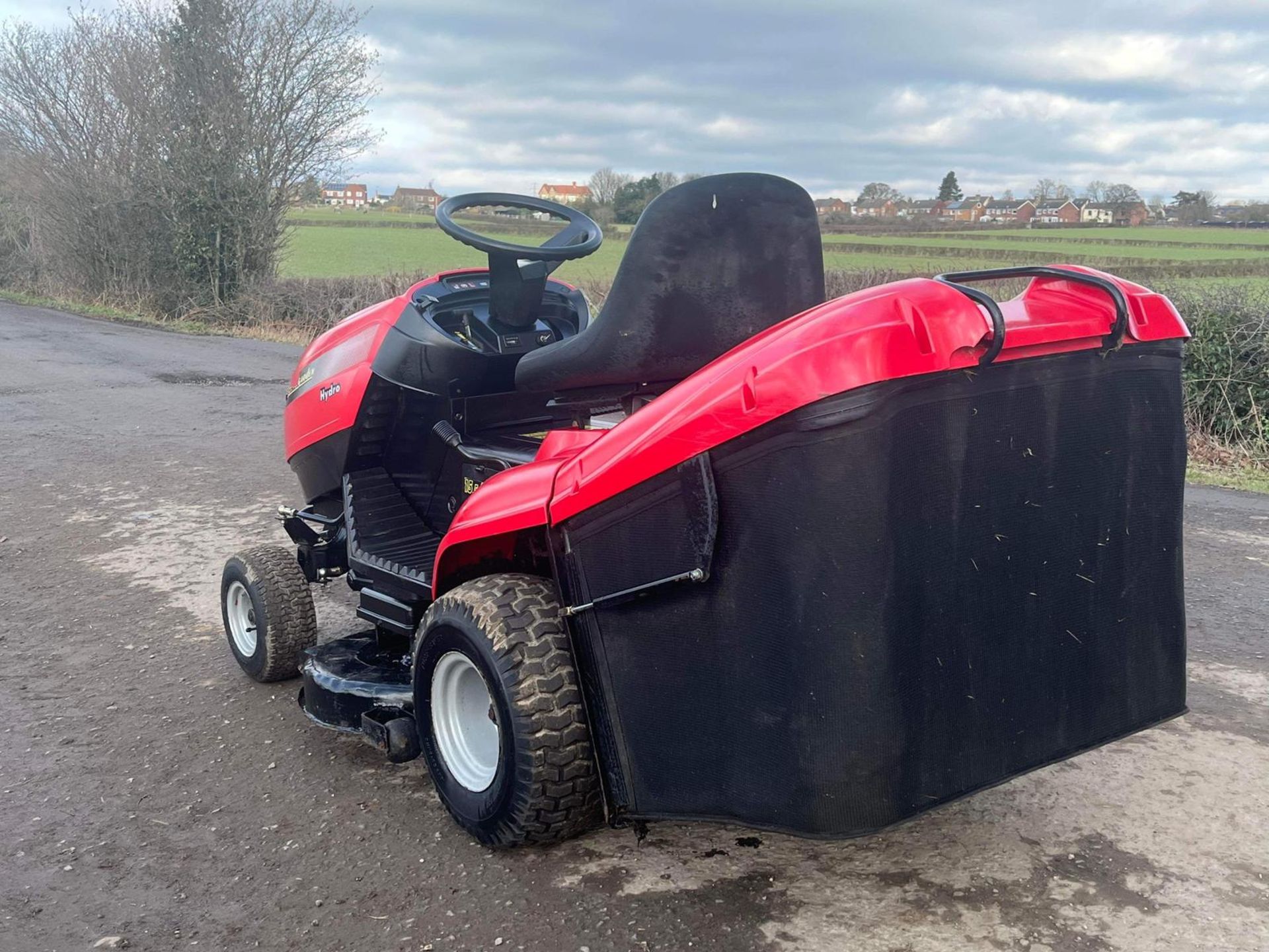 CASTELGARDEN TWIN CUT RIDE ON LAWN MOWER *PLUS VAT* - Image 6 of 12