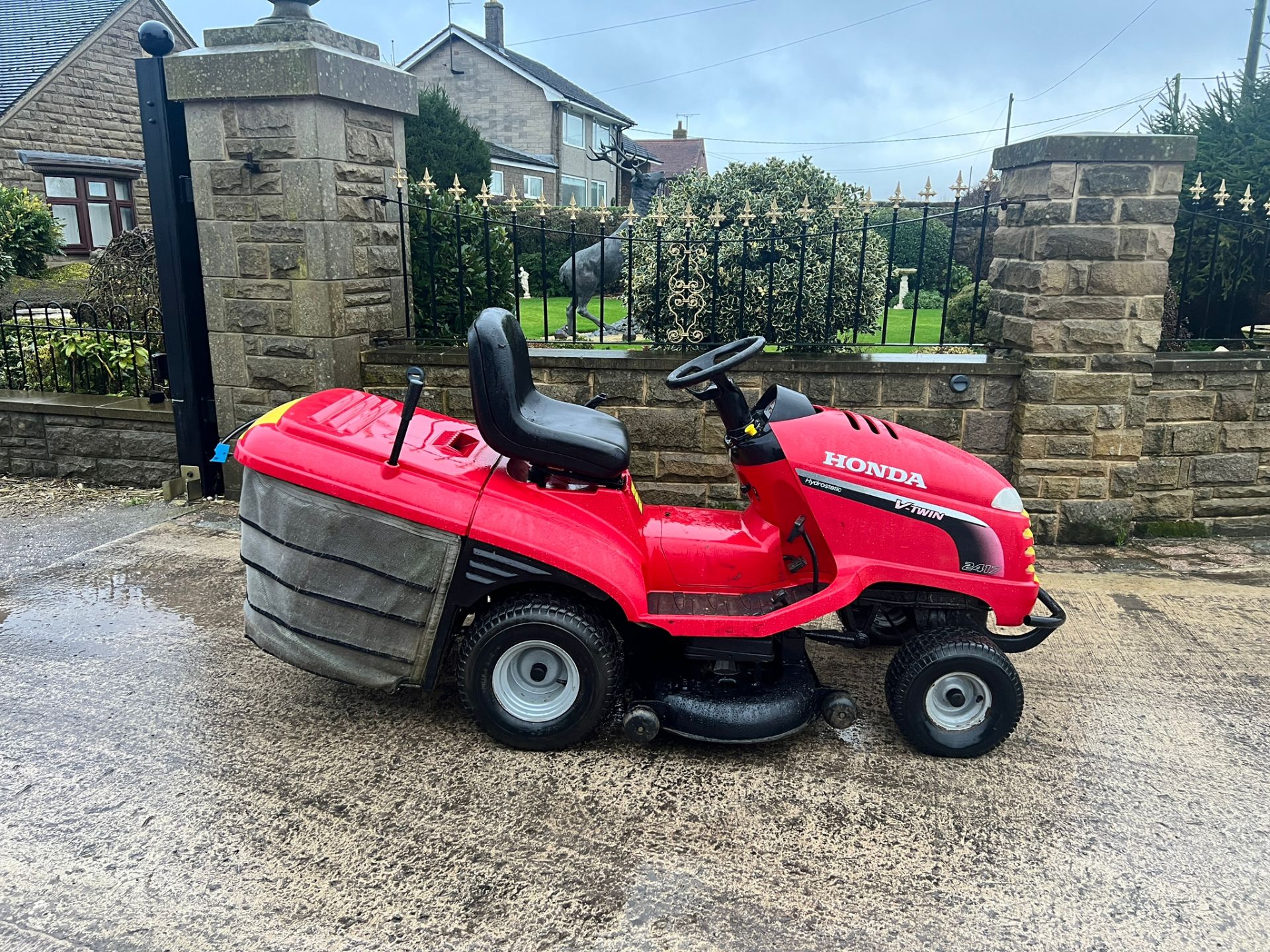 Honda 2417 Ride On Mower *PLUS VAT* - Image 5 of 15