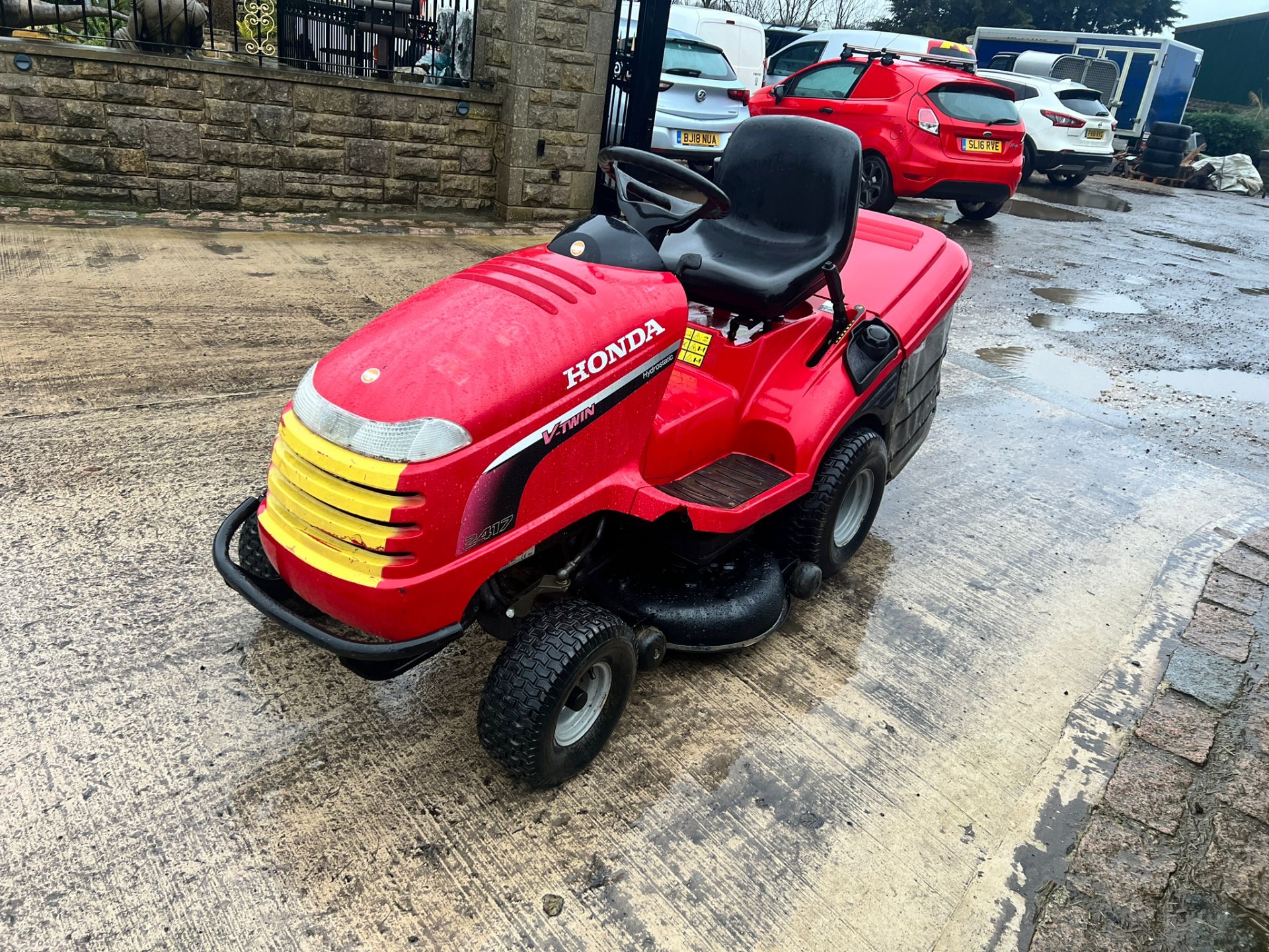 Honda 2417 Ride On Mower *PLUS VAT* - Image 2 of 15