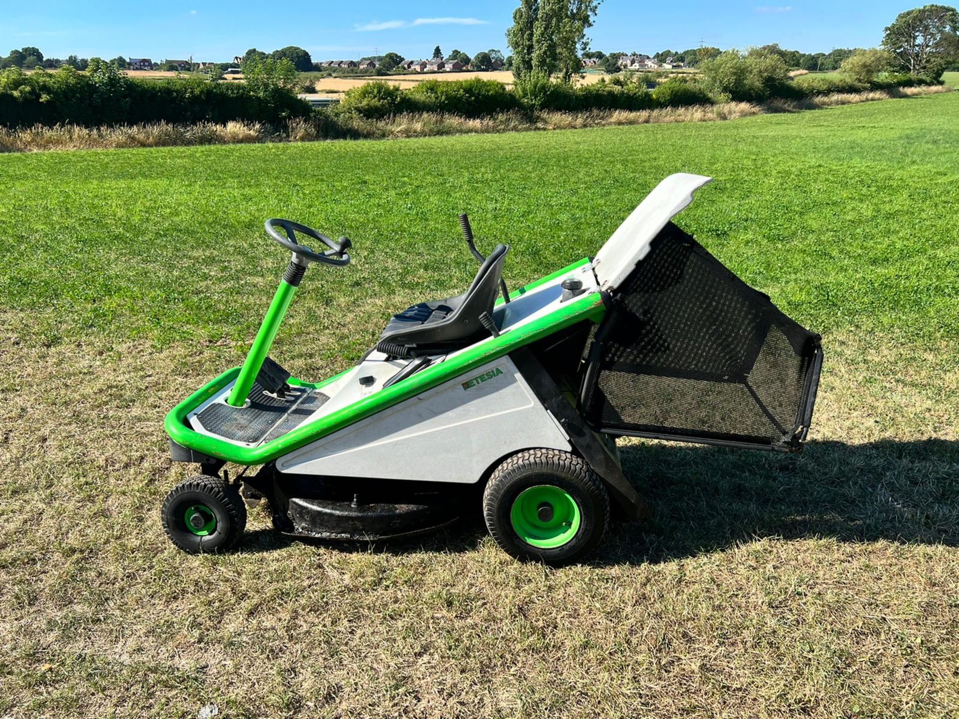 Etesia MKHE Hydro Ride On Mower *PLUS VAT* - Image 8 of 9