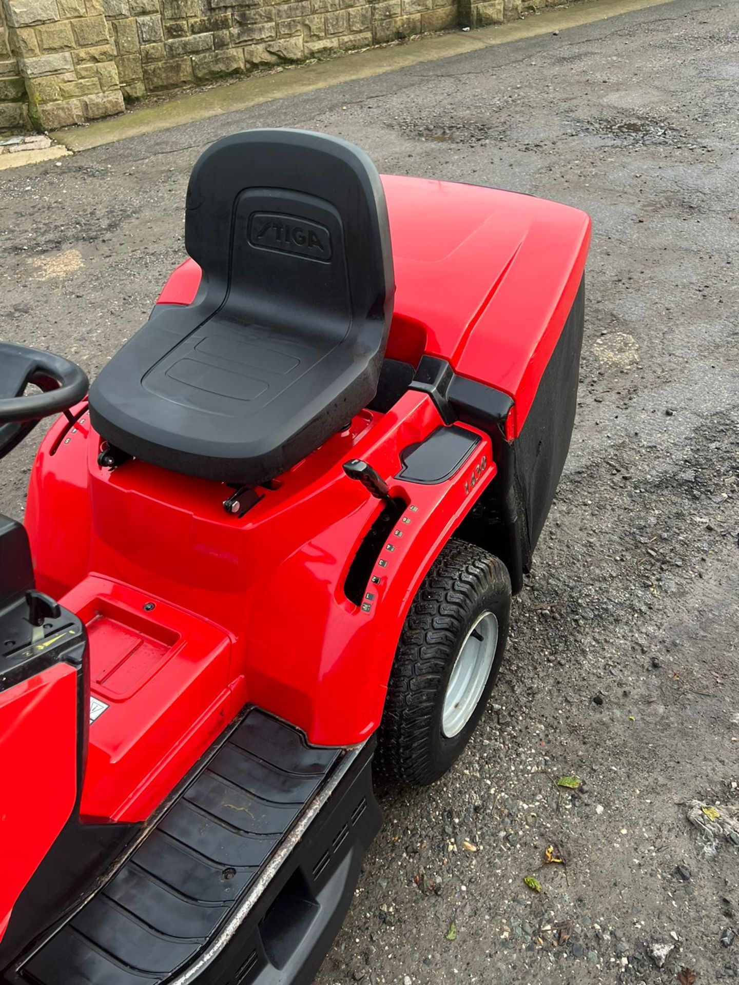 Mountfield 1430 Ride on Lawn Mower *PLUS VAT* - Image 6 of 9