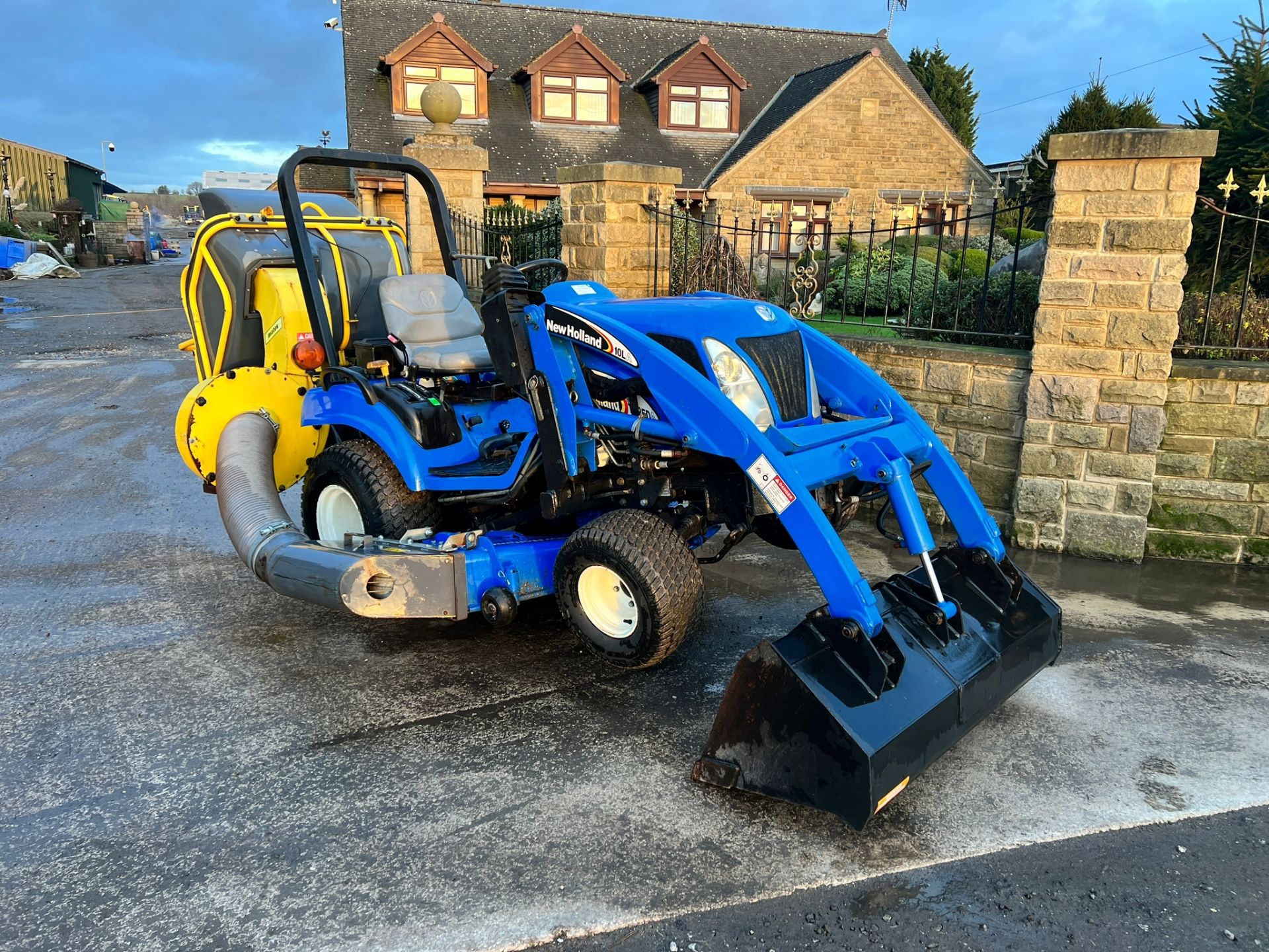 TZ25DA 25HP 4WD Compact Tractor With 54” Underslung Deck, Front Loader And Matev Rear Collector - Image 3 of 34