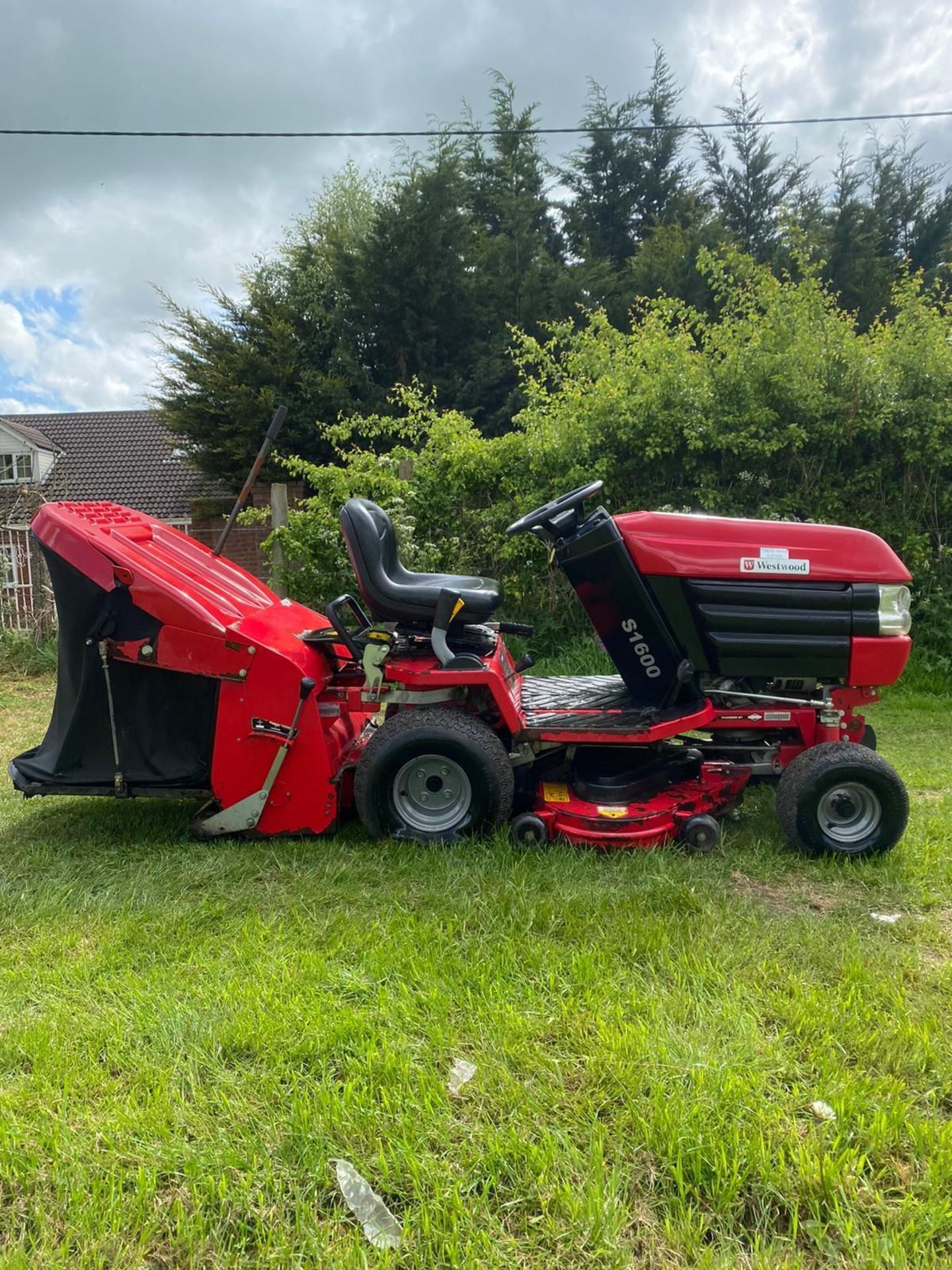 WESTWOOD S 1600 RIDE ON LAWN MOWER WITH COLLECTOR, RUNS WORKS AND CUTS *PLUS VAT* - Image 3 of 9