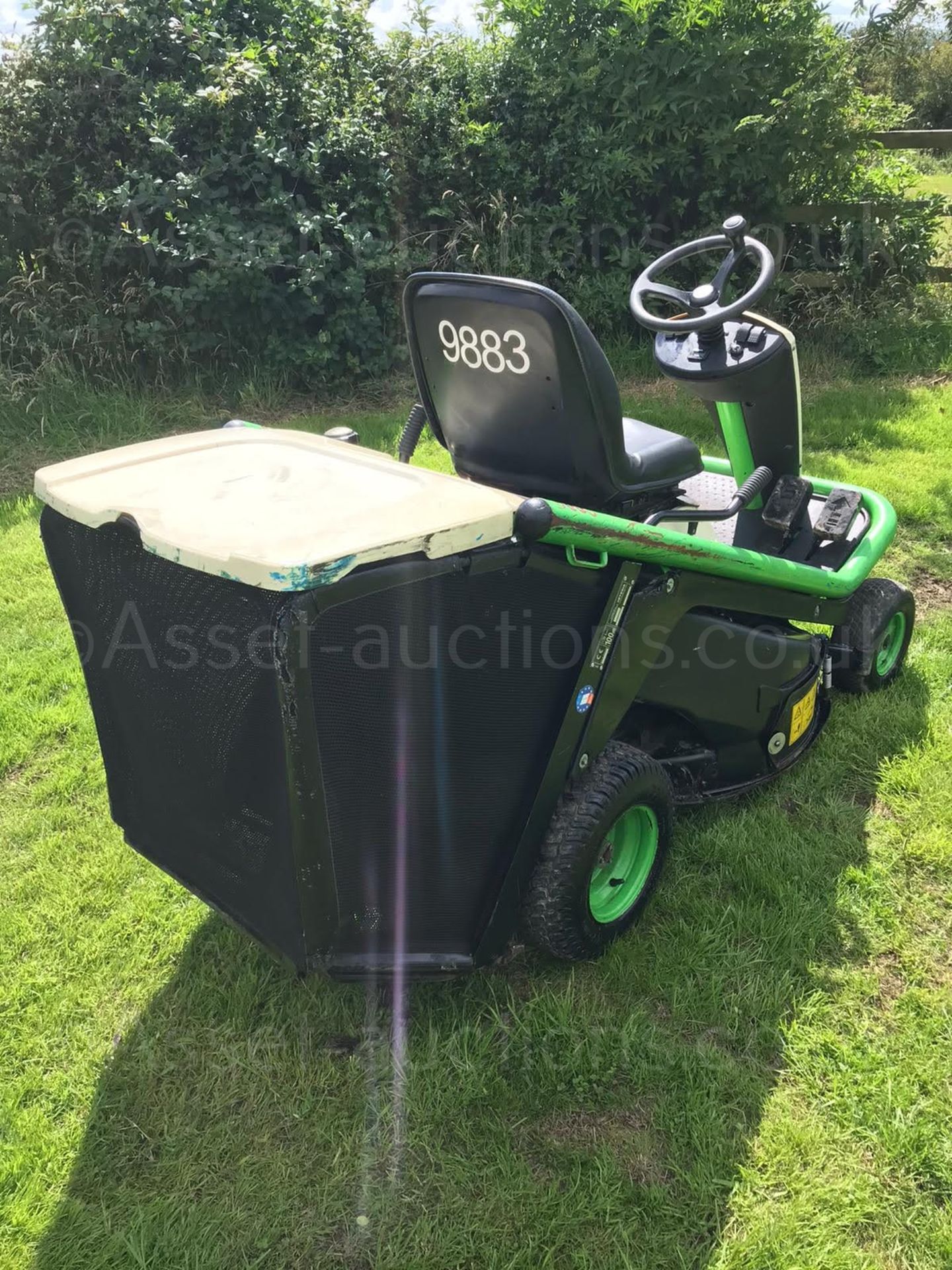 2014 ETESIA HYDRO 80 RIDE ON LAWN MOWER C/W REAR GRASS COLLECTOR, RUNS, DRIVES AND CUTS *PLUS VAT* - Image 5 of 5