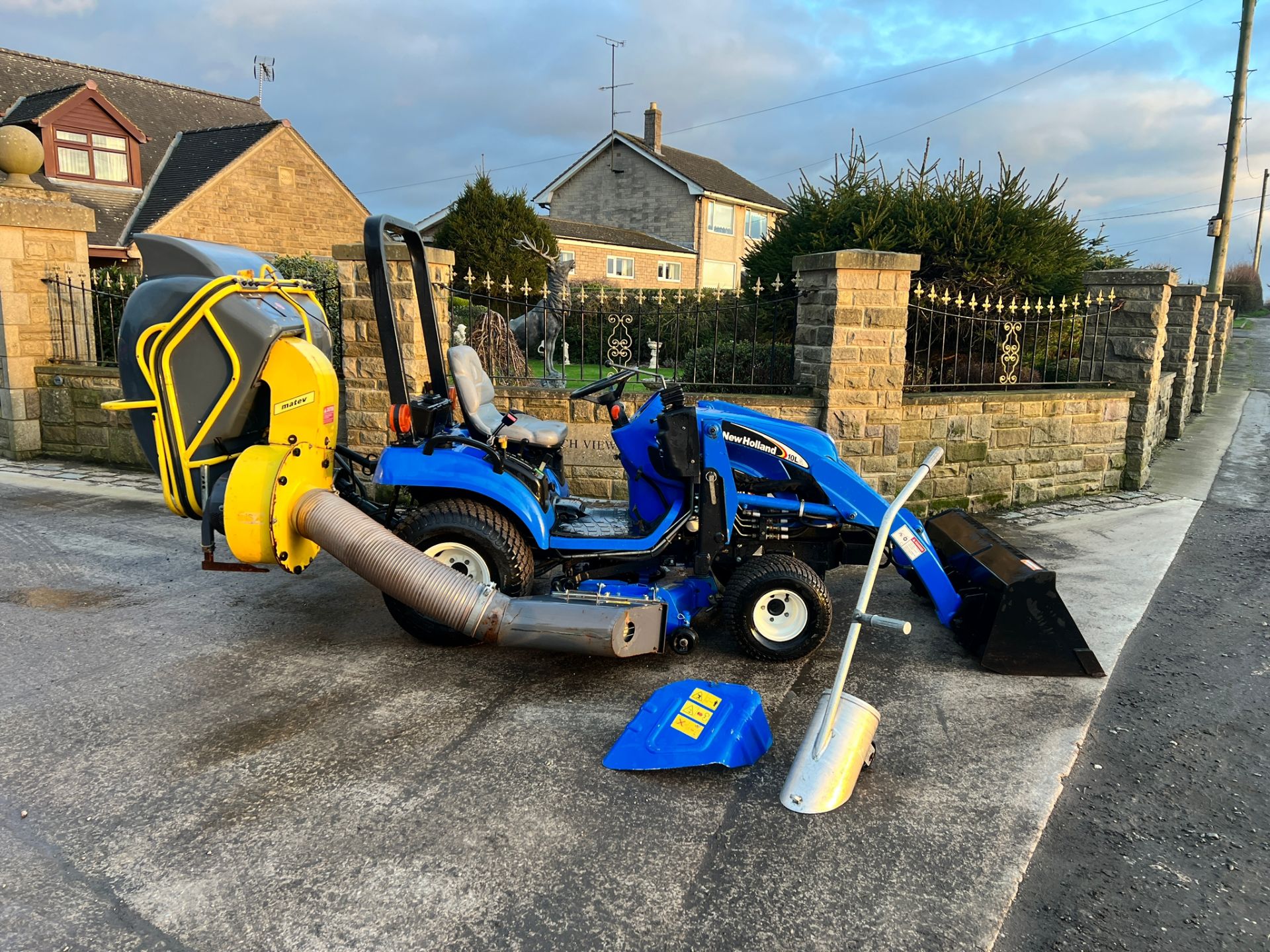 TZ25DA 25HP 4WD Compact Tractor With 54” Underslung Deck, Front Loader And Matev Rear Collector - Image 29 of 34