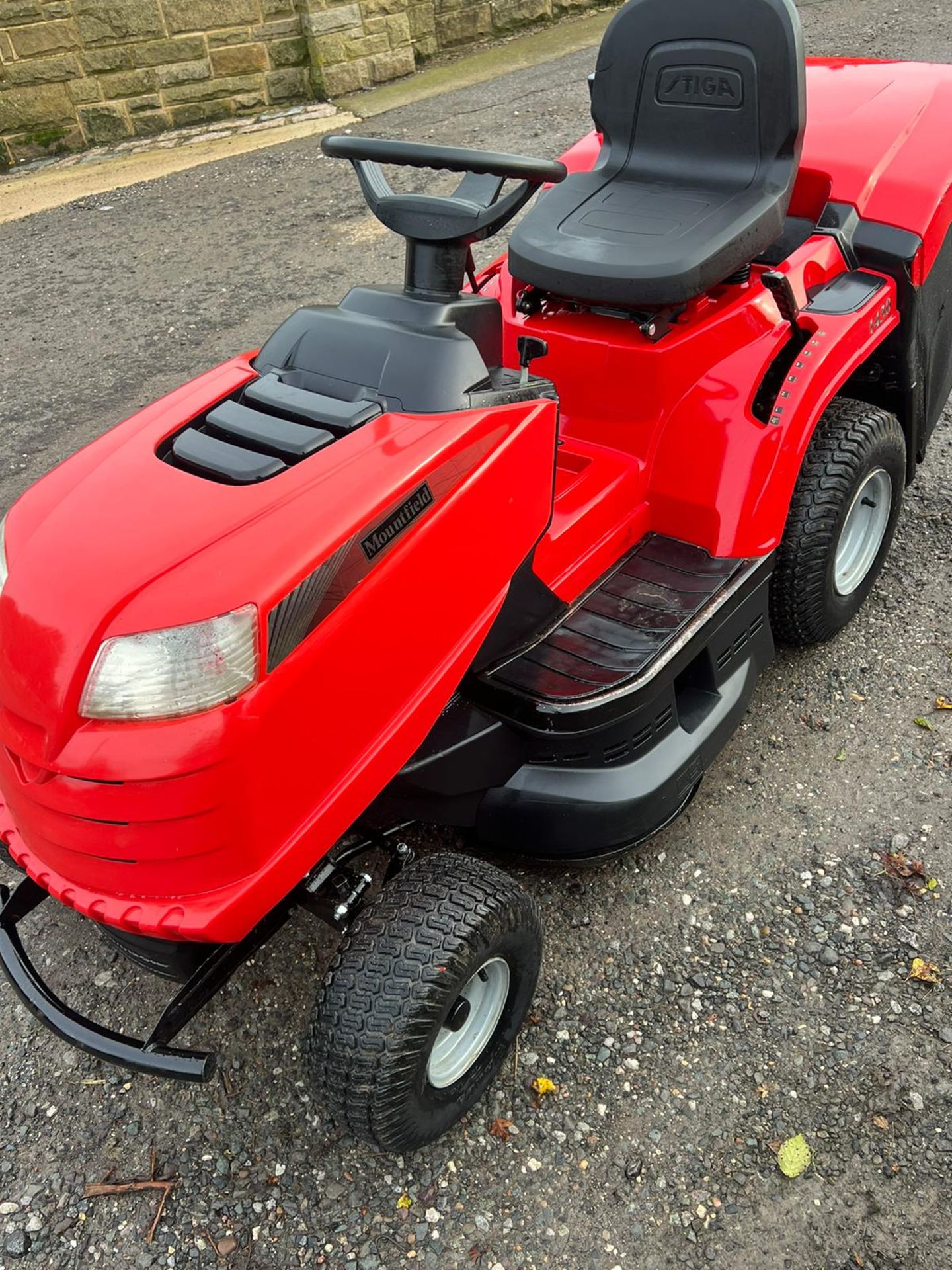 Mountfield 1430 Ride on Lawn Mower *PLUS VAT* - Image 5 of 9