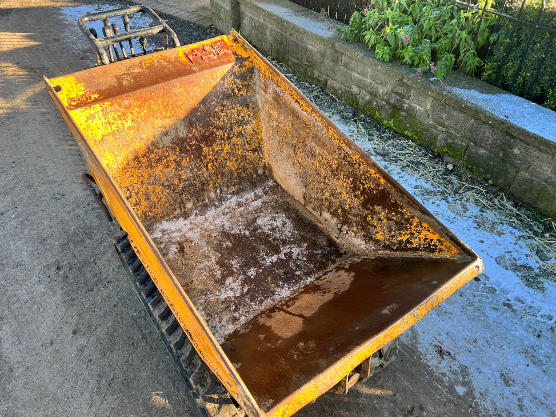 JCB HTD-5 Diesel High Tip Tracked Pedestrian Dumper *PLUS VAT* - Image 6 of 18