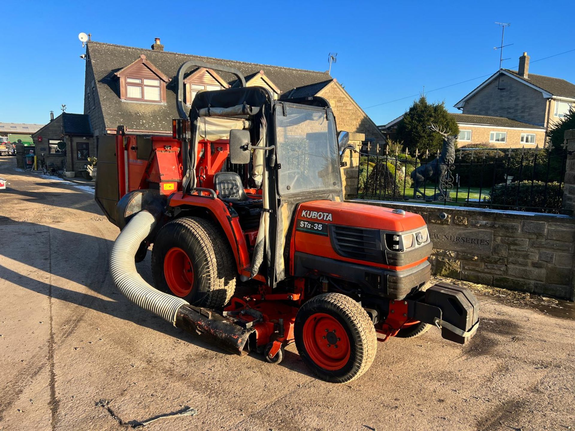 Kubota STA-35 35HP 4WD Compact Tractor With Underslung Deck And Rear Collector *PLUS VAT*