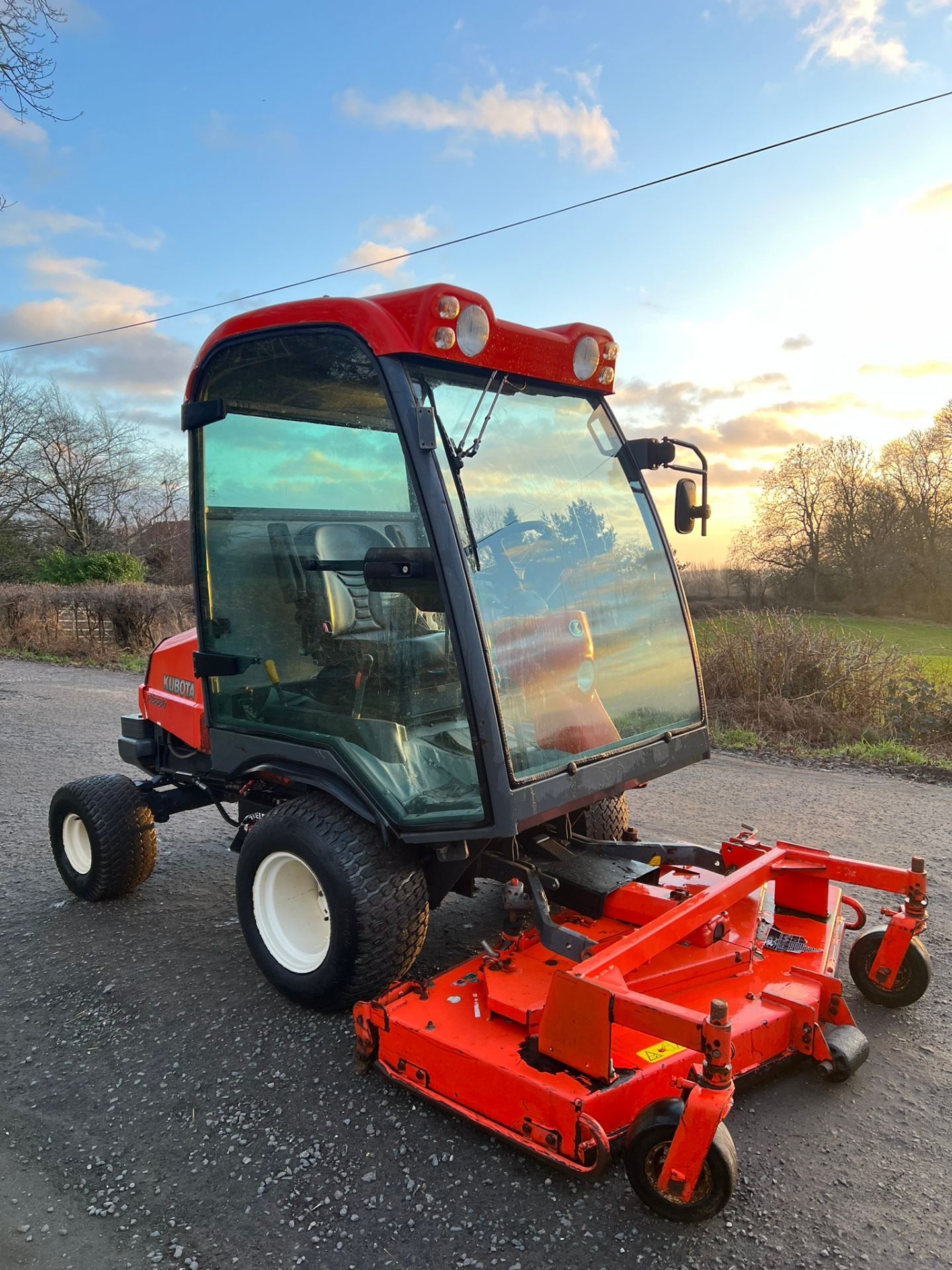 KUBOTA F2880 OUT FRONT RIDE ON LAWN MOWER WITH CAB *PLUS VAT*