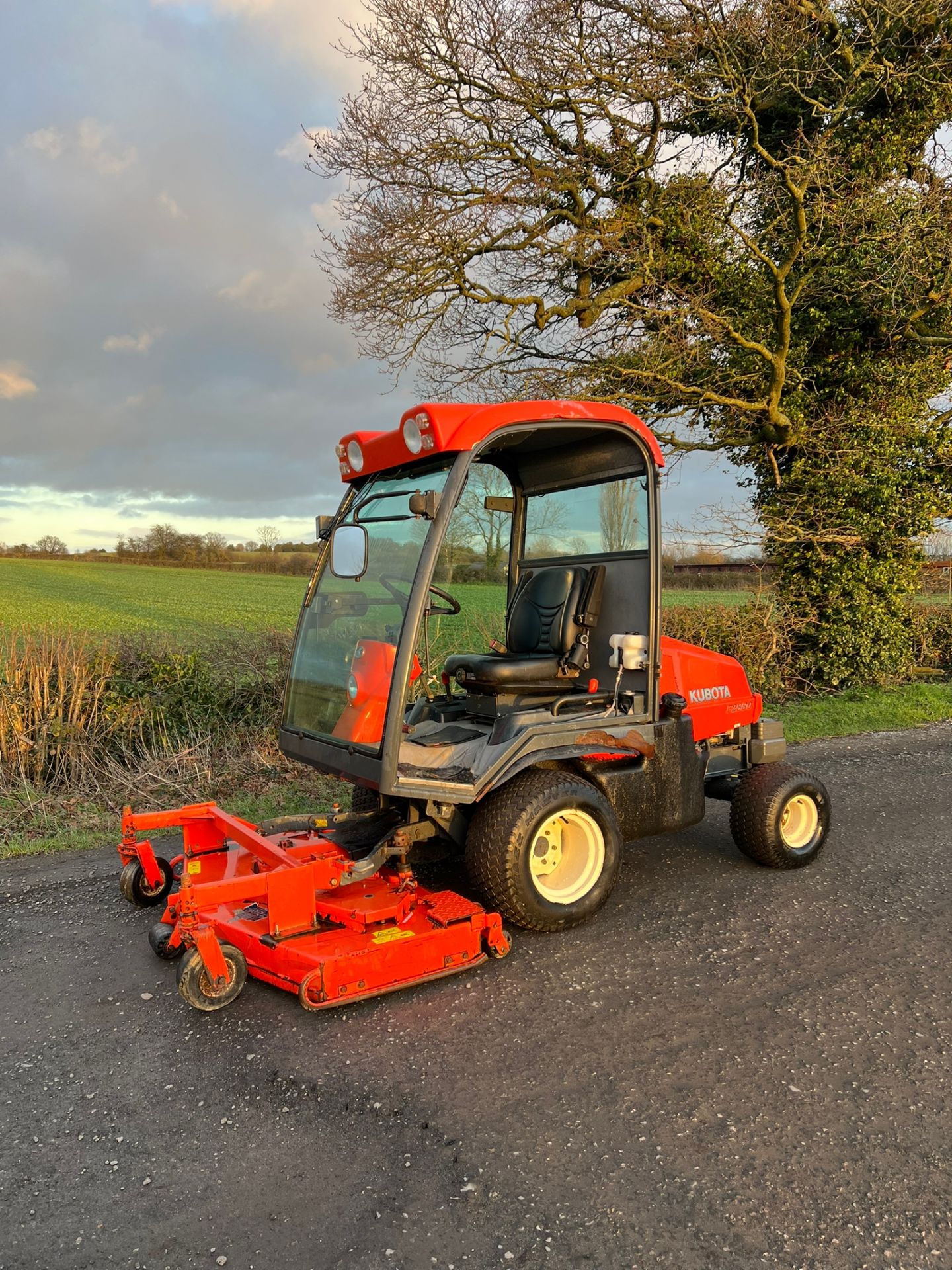 KUBOTA F2880 OUT FRONT RIDE ON LAWN MOWER WITH CAB *PLUS VAT* - Image 2 of 11