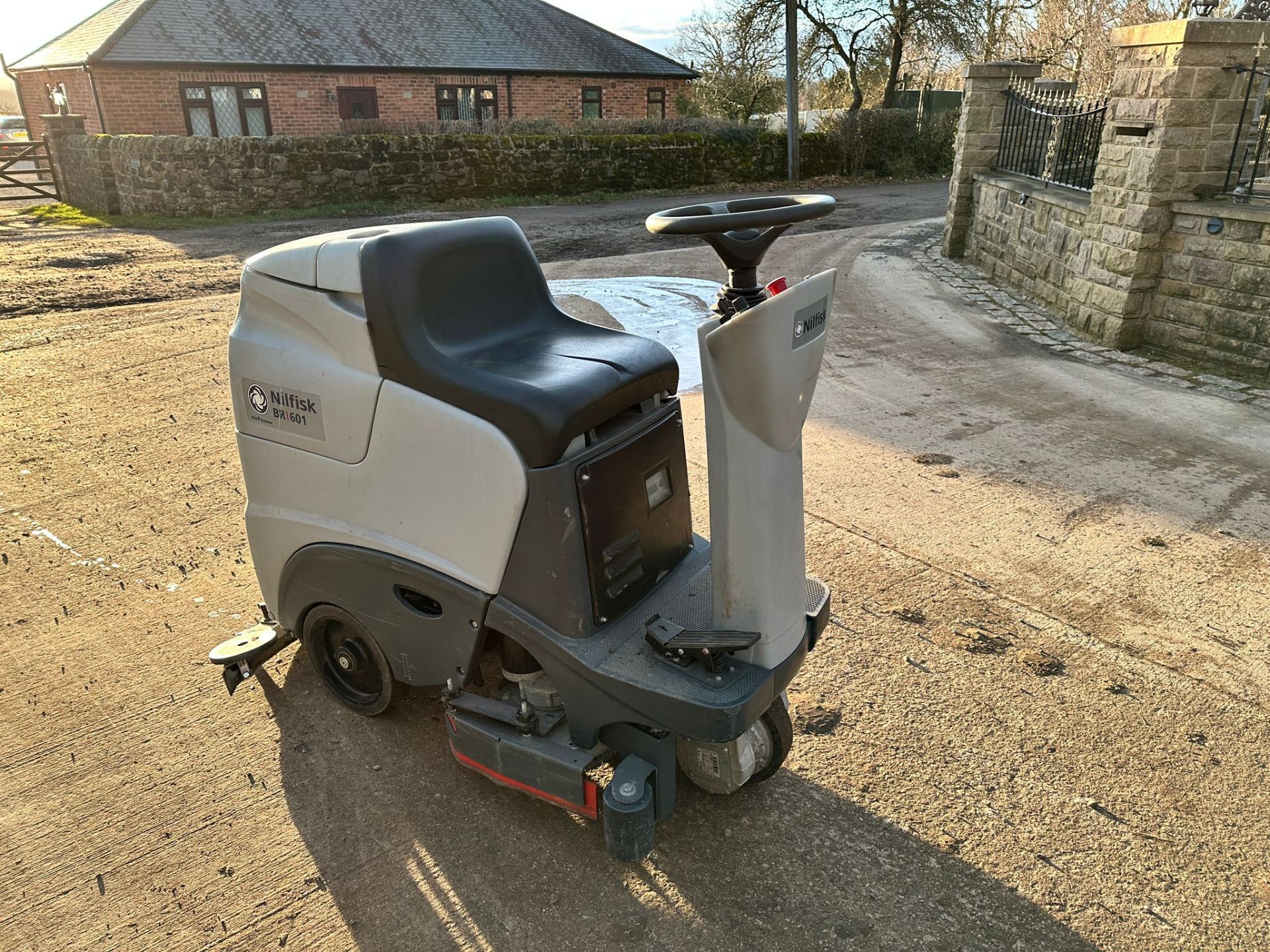 Nilfisk BR601 Ride On Floor Scrubber/Sweeper *PLUS VAT* - Image 2 of 13