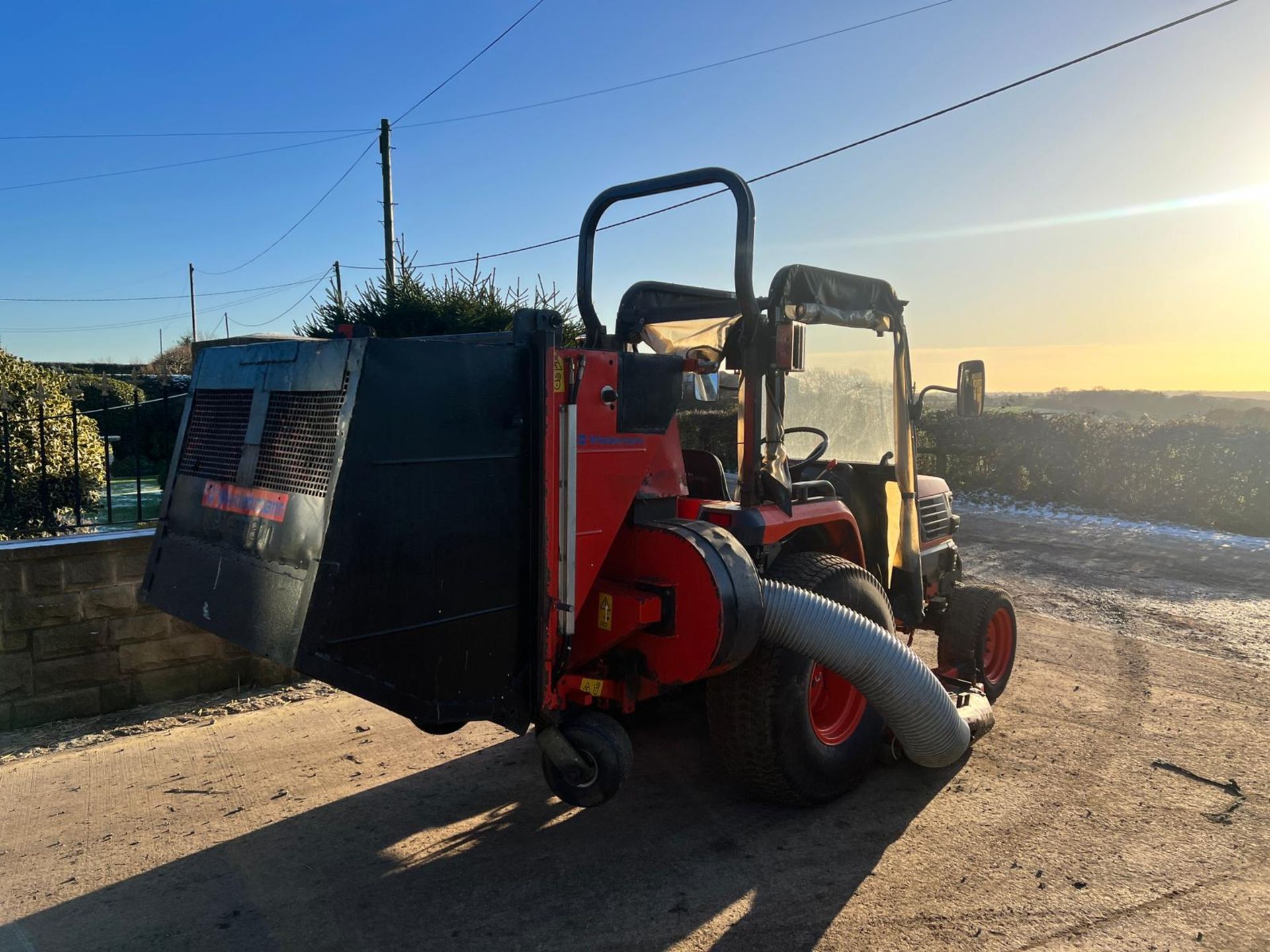 Kubota STA-35 35HP 4WD Compact Tractor With Underslung Deck And Rear Collector *PLUS VAT* - Image 4 of 25