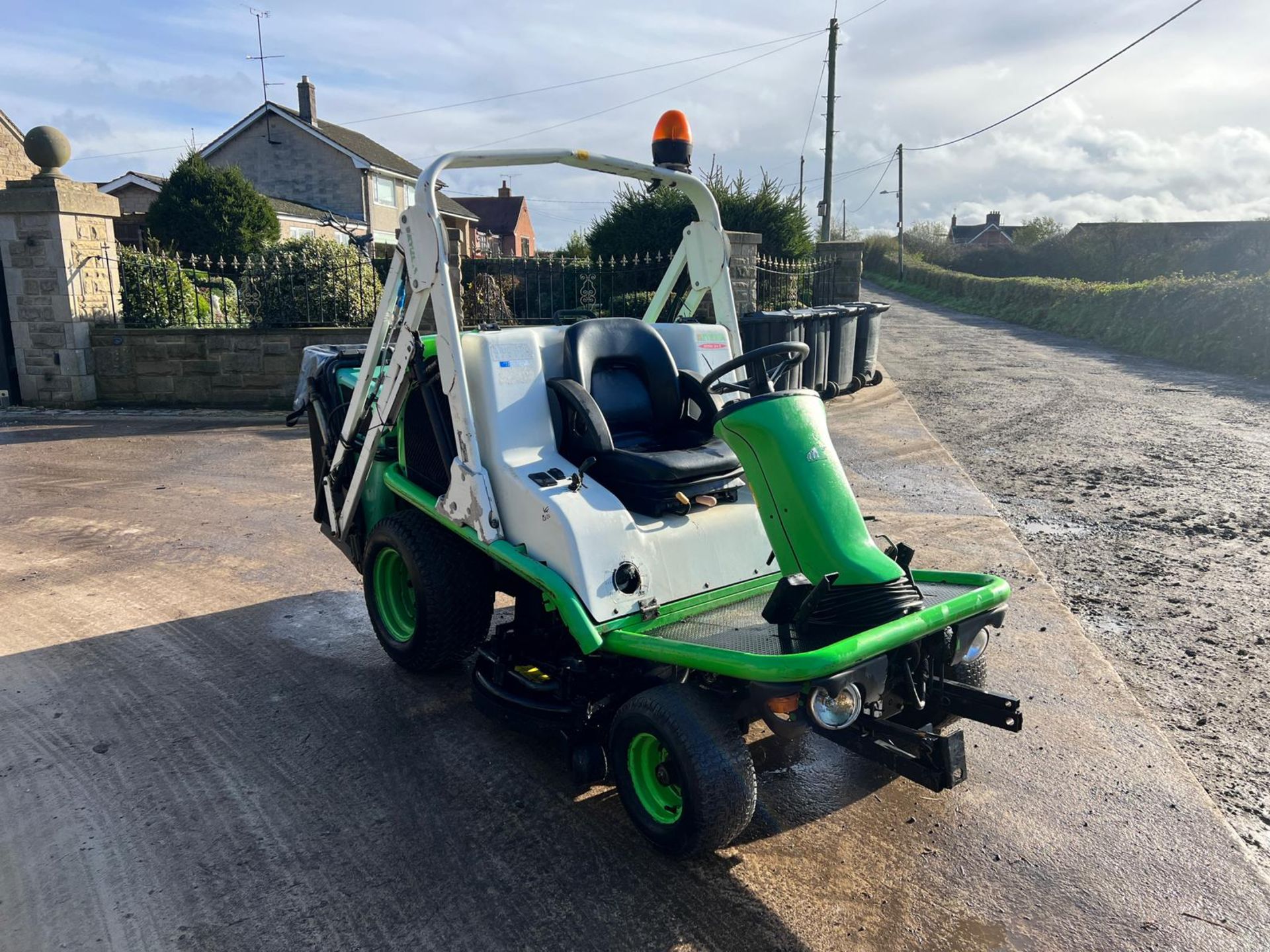 Etesia Hydro 124D High Tip Diesel Ride On Mower *PLUS VAT* - Image 7 of 14