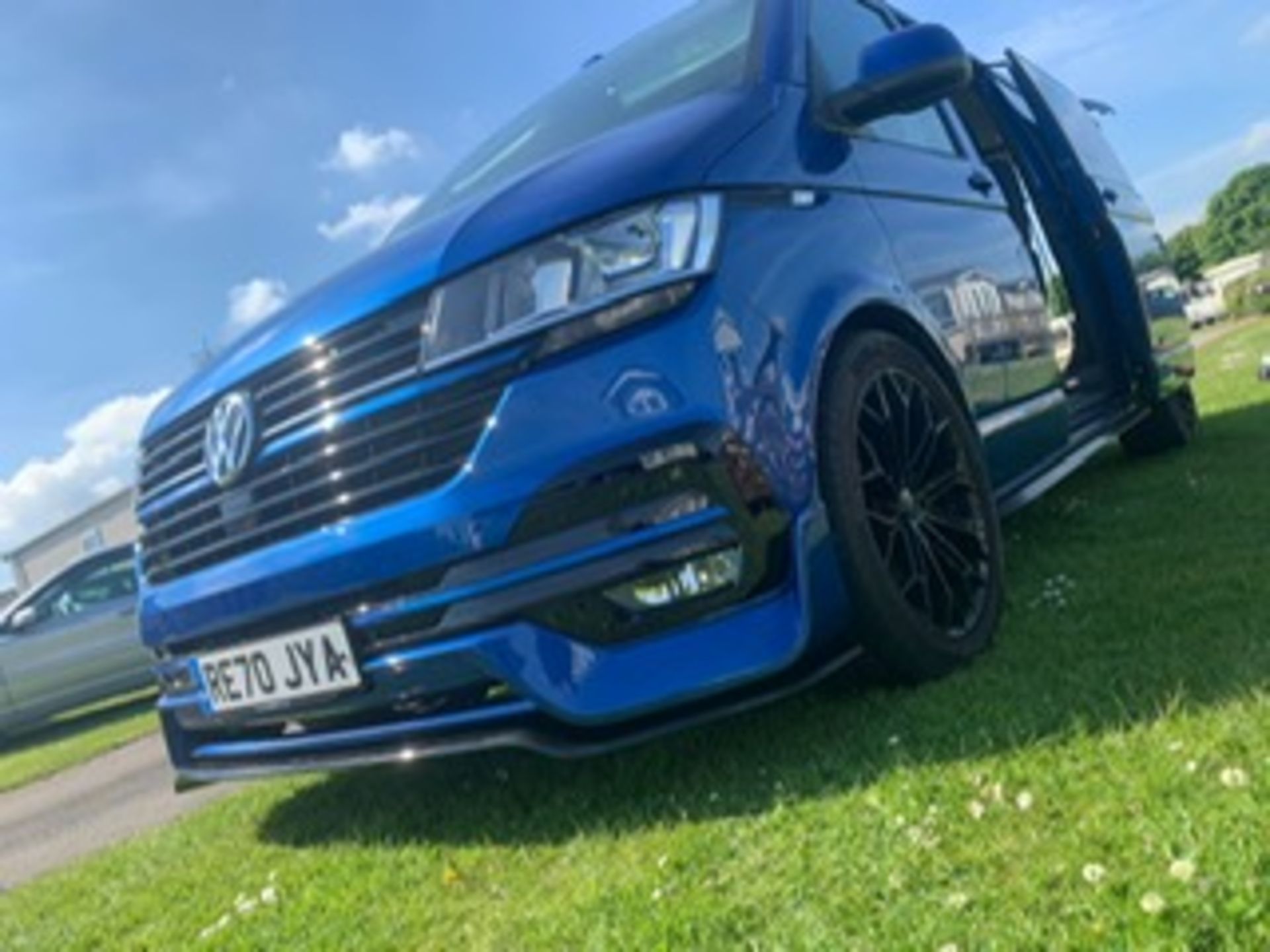 Ravenna Blue Metallic VOLKSWAGEN TRANSPORTER T30 H-LINE TDI S-A DSG, 150, Euro 6 *PLUS VAT* - Image 2 of 13