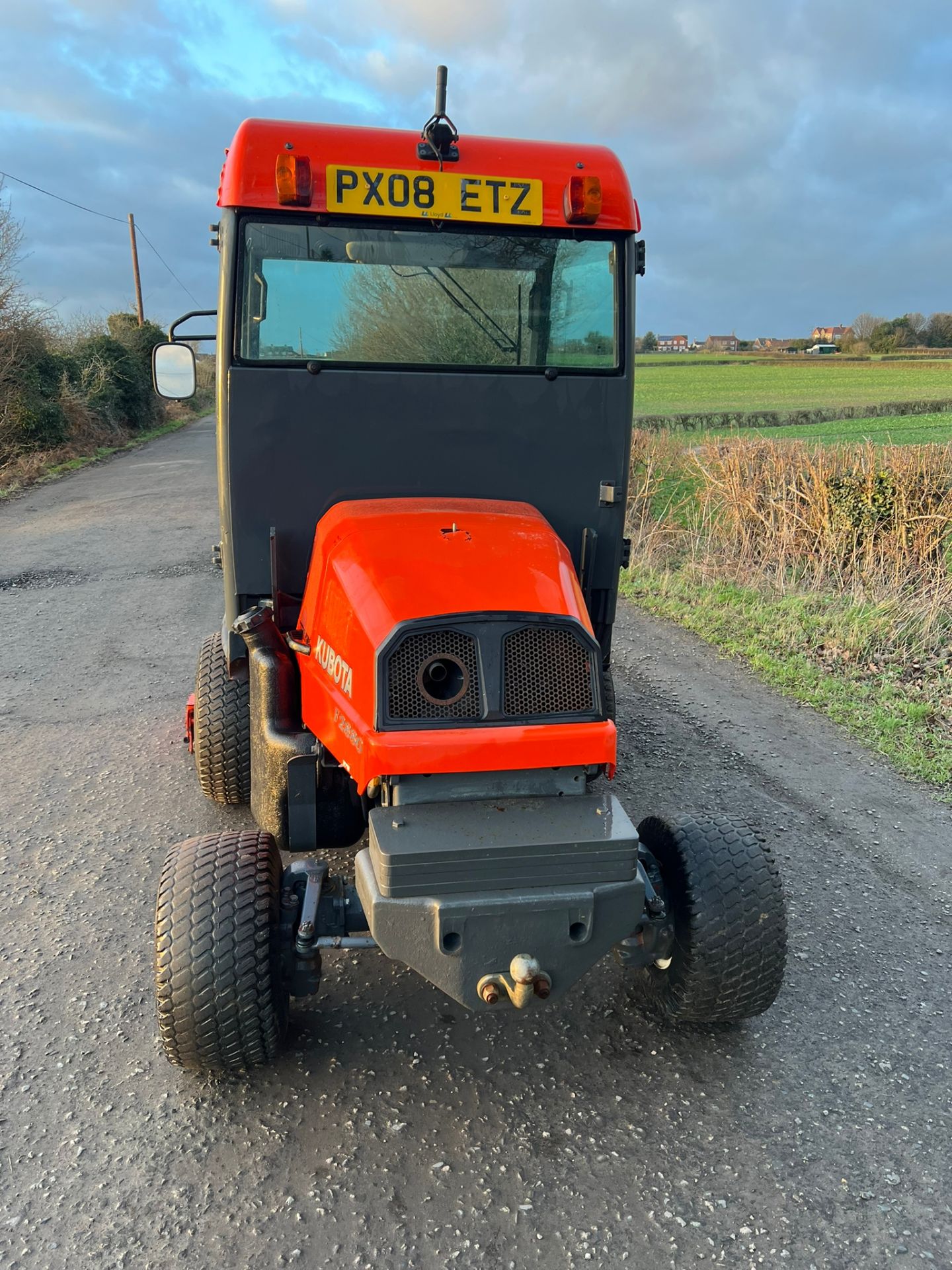 KUBOTA F2880 OUT FRONT RIDE ON LAWN MOWER WITH CAB *PLUS VAT* - Image 9 of 11