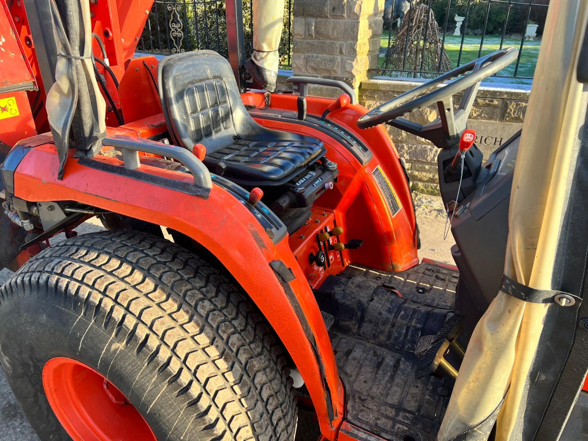 Kubota STA-35 35HP 4WD Compact Tractor With Underslung Deck And Rear Collector *PLUS VAT* - Image 13 of 25