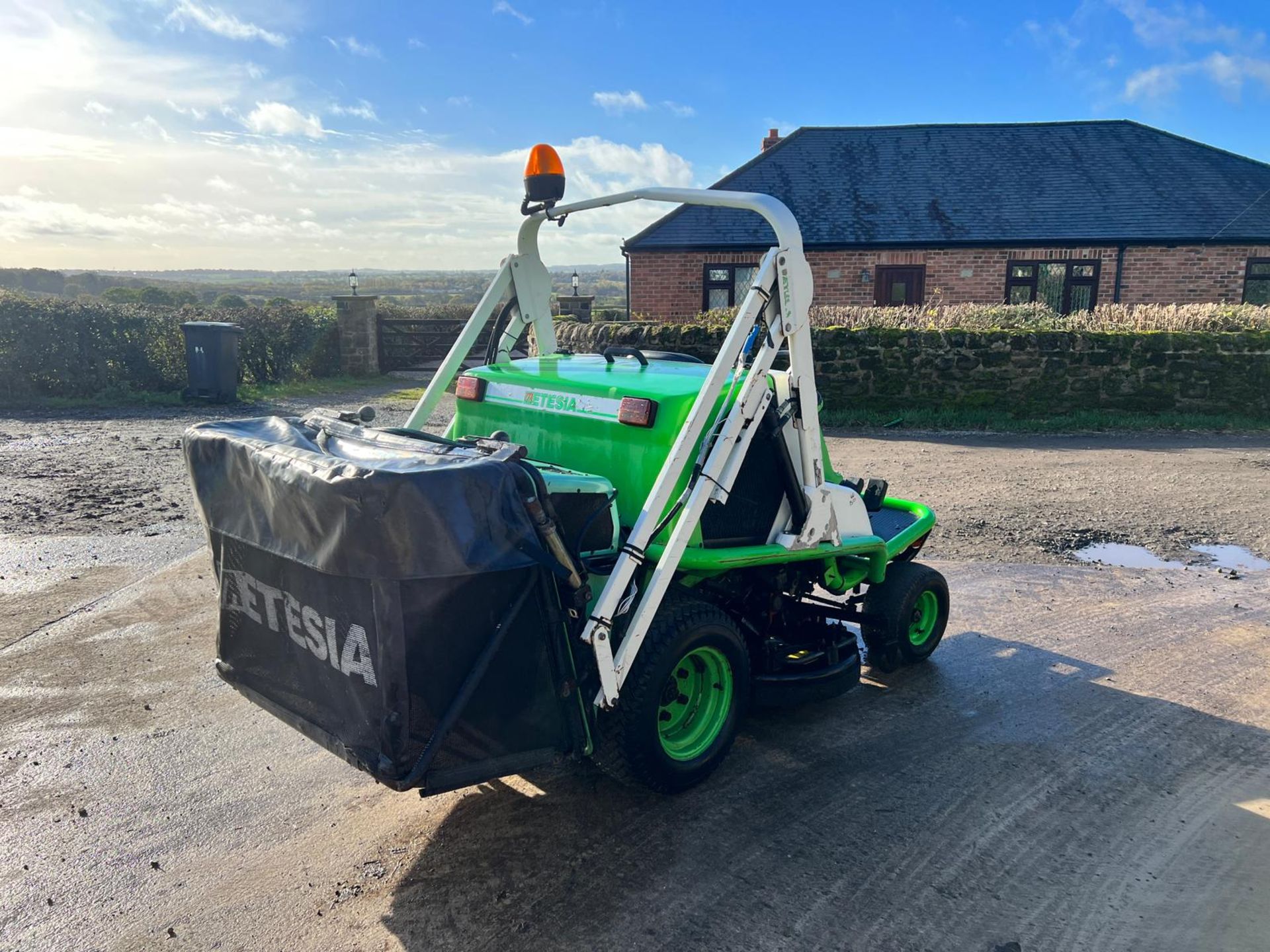 Etesia Hydro 124D High Tip Diesel Ride On Mower *PLUS VAT* - Image 2 of 14