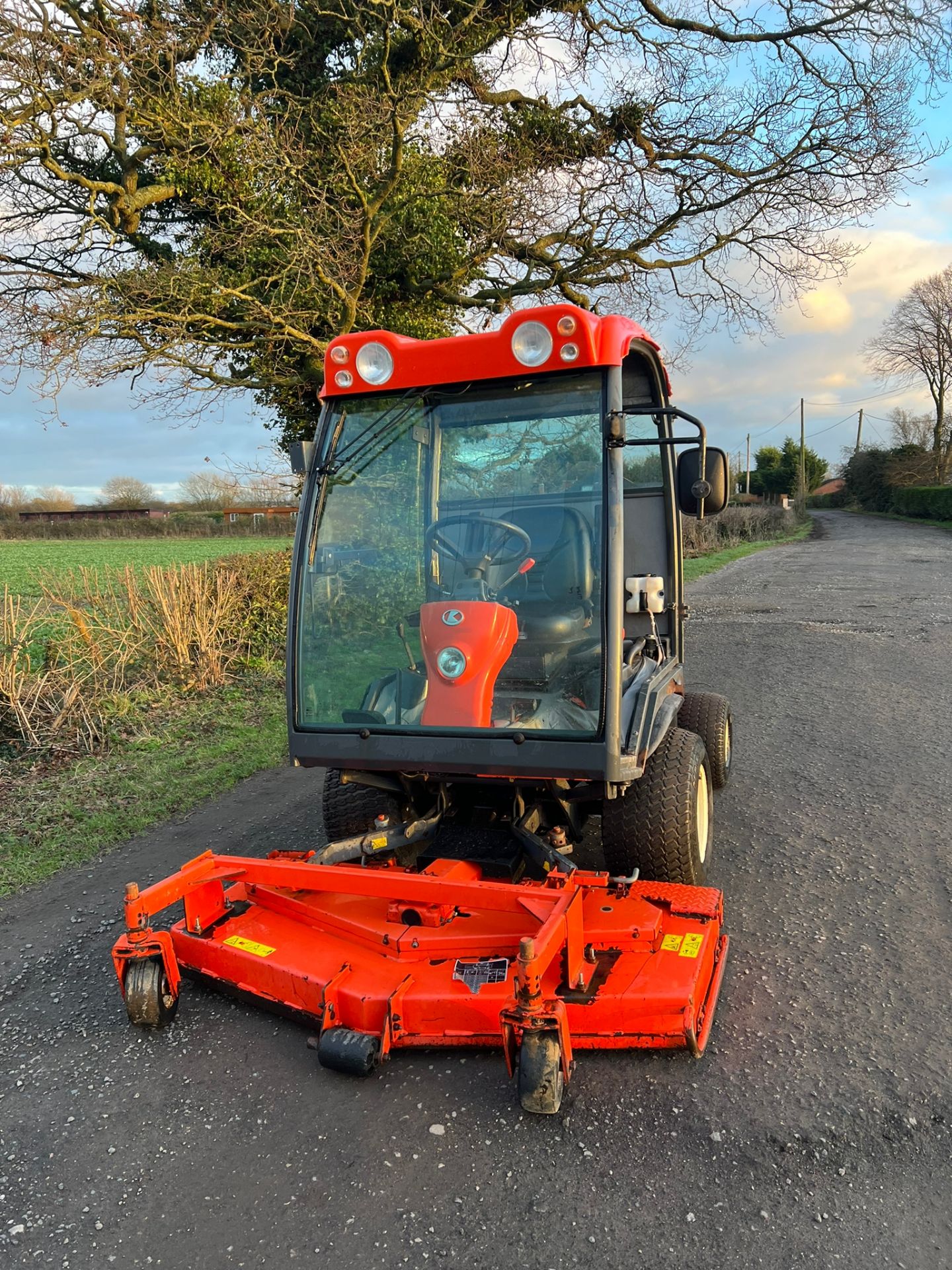 KUBOTA F2880 OUT FRONT RIDE ON LAWN MOWER WITH CAB *PLUS VAT* - Image 3 of 11