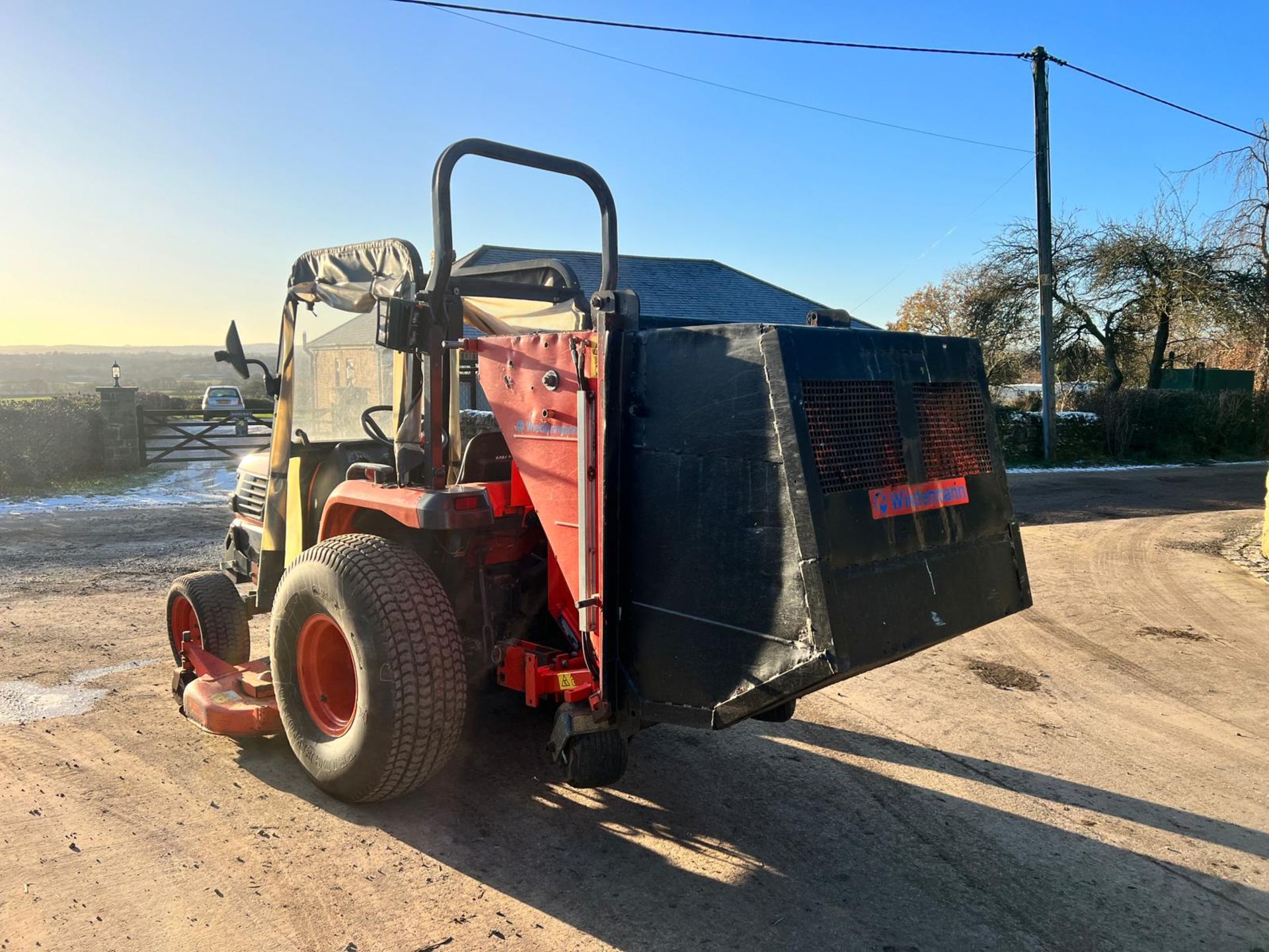 Kubota STA-35 35HP 4WD Compact Tractor With Underslung Deck And Rear Collector *PLUS VAT* - Image 7 of 25