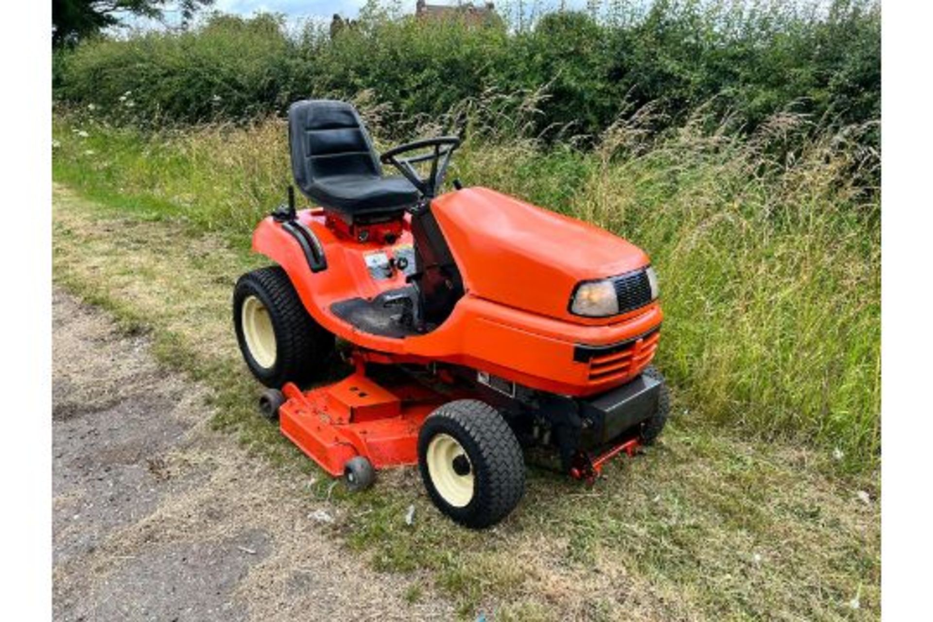 Kubota G2160 Diesel Ride On Mower *PLUS VAT* - Image 2 of 12