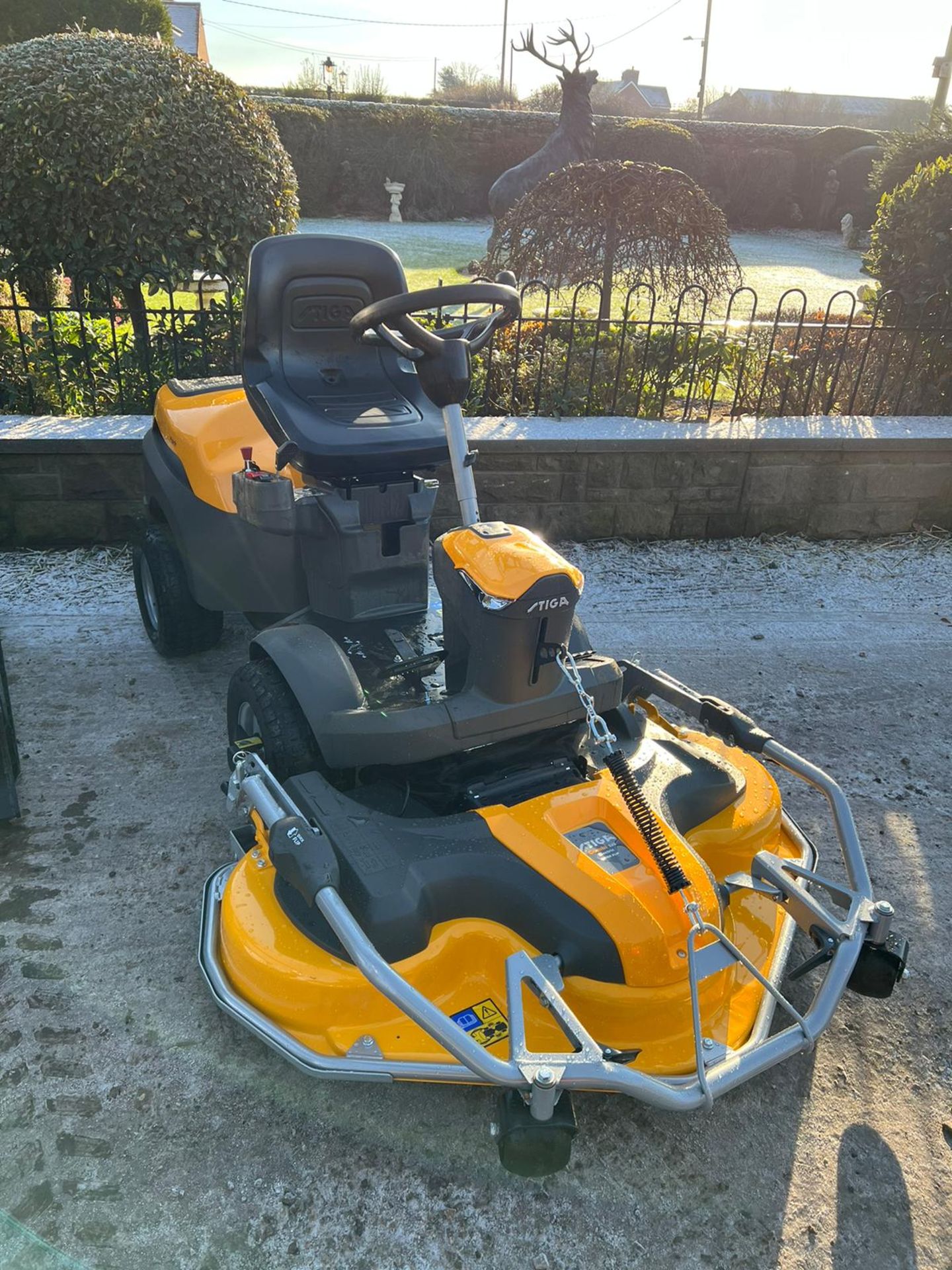 NEW/UNUSED 2022 STIGA PARK 500WX 4 WHEEL DRIVE RIDE ON LAWN MOWER *PLUS VAT* - Image 3 of 11