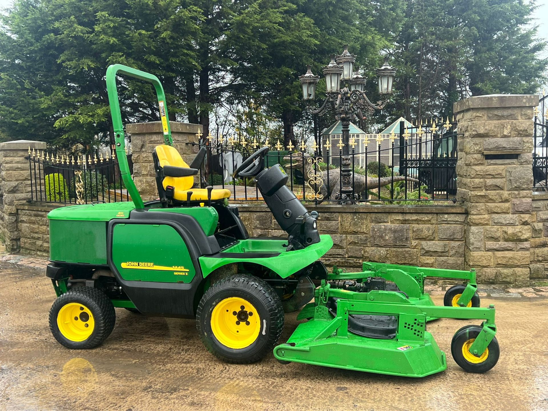 John Deere 1445 ride on lawn mower - OUT FRONT DECK *PLUS VAT* - Image 3 of 9