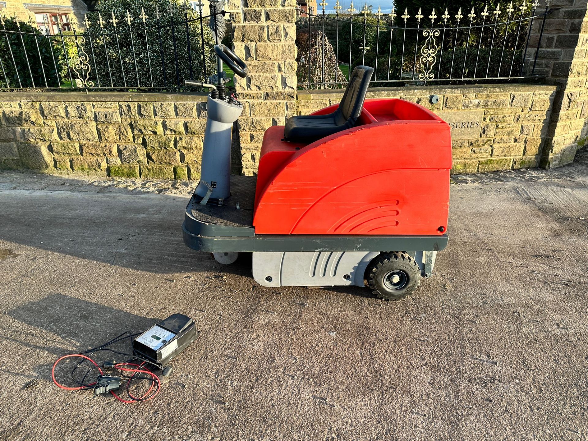 Hako Jonas 900E Ride On Sweeper *PLUS VAT* - Image 7 of 10