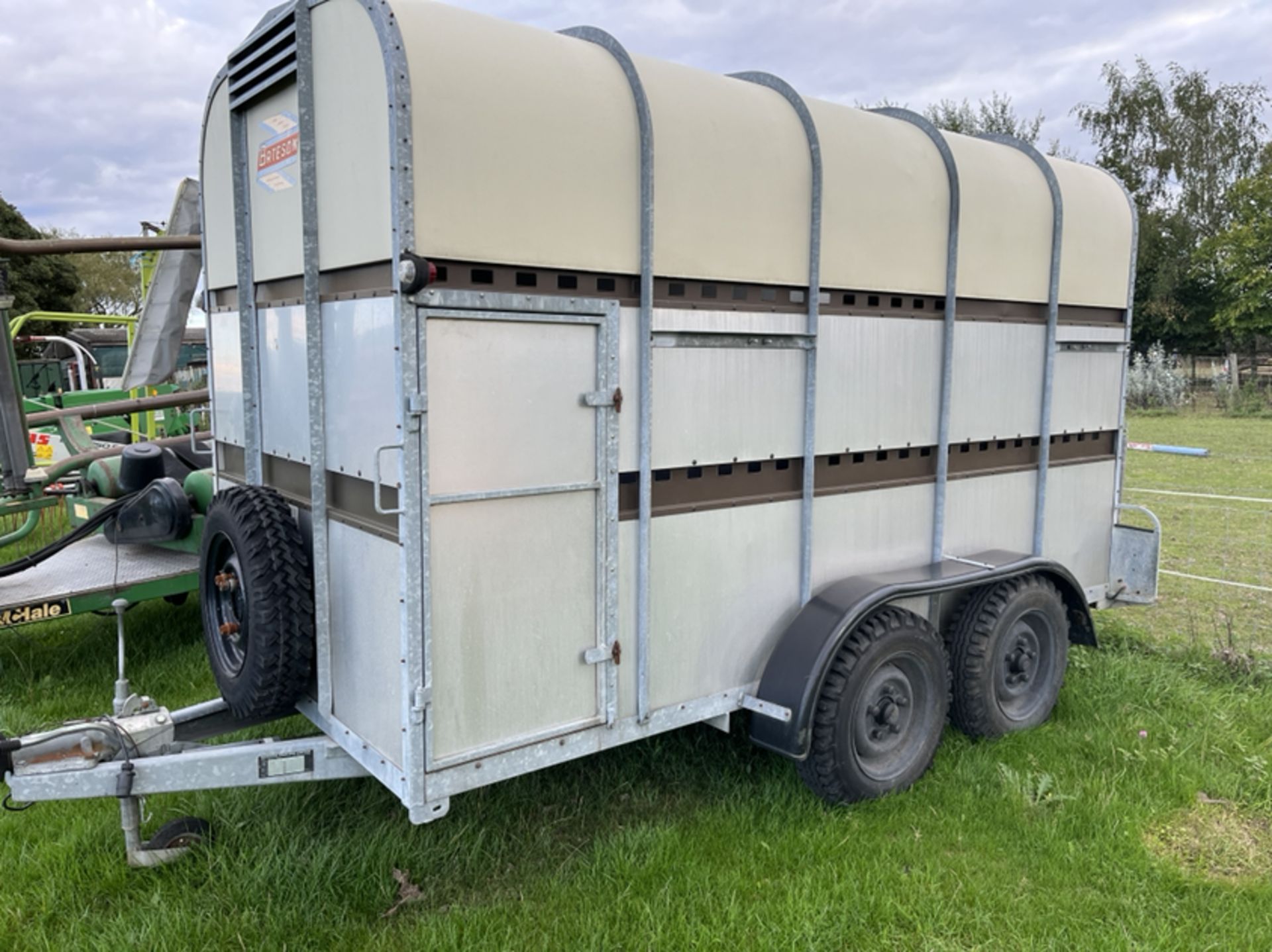 BATESON FULL HEIGHT 12ft CATTLE/HORSE TRAILER - C/W PARTITION - IN TIDY ORDER *PLUS VAT*