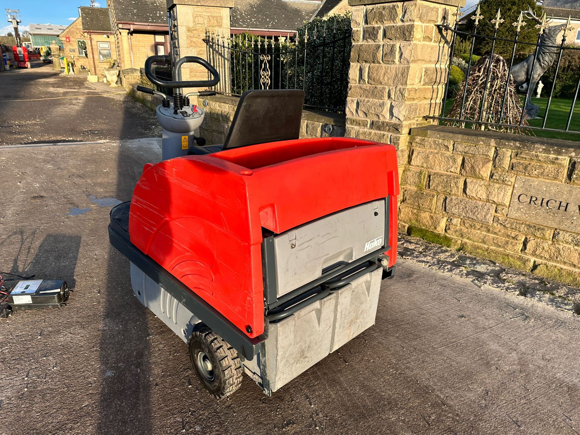 Hako Jonas 900E Ride On Sweeper *PLUS VAT* - Image 6 of 10