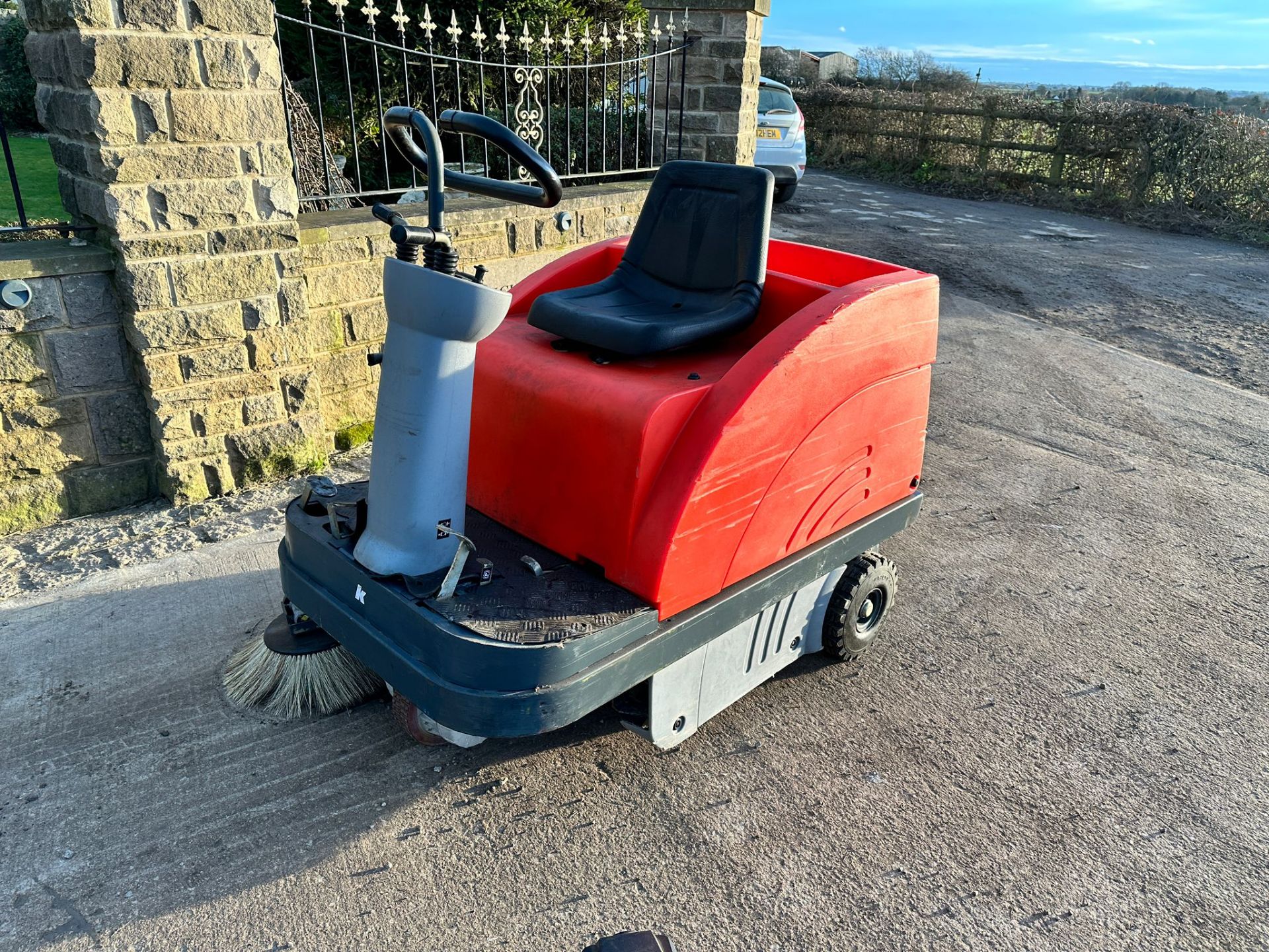 Hako Jonas 900E Ride On Sweeper *PLUS VAT* - Image 5 of 10