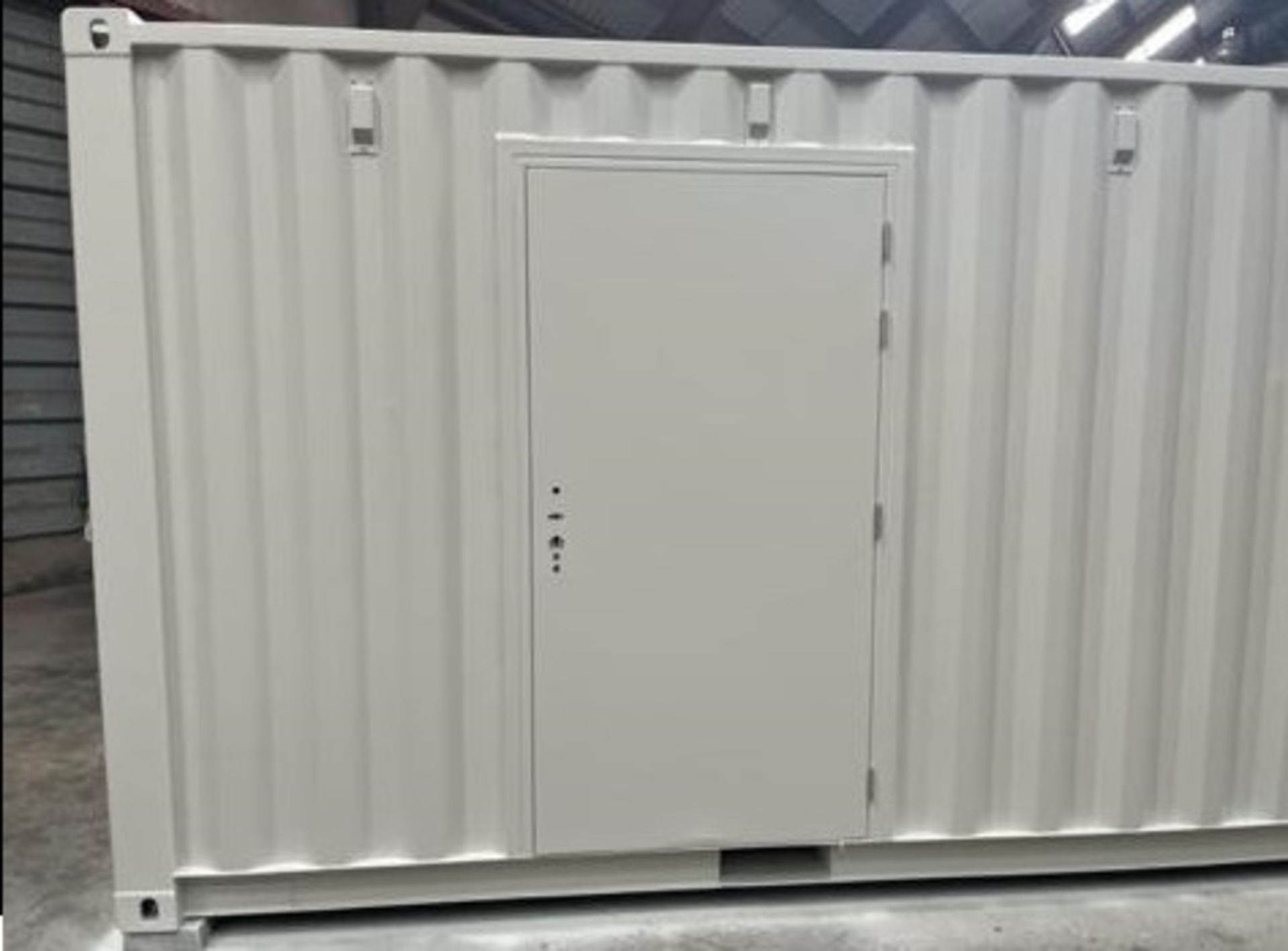 Solar 20ft shipping container stores, 100W solar with 130ah battery /20A controller *PLUS VAT* - Image 4 of 12