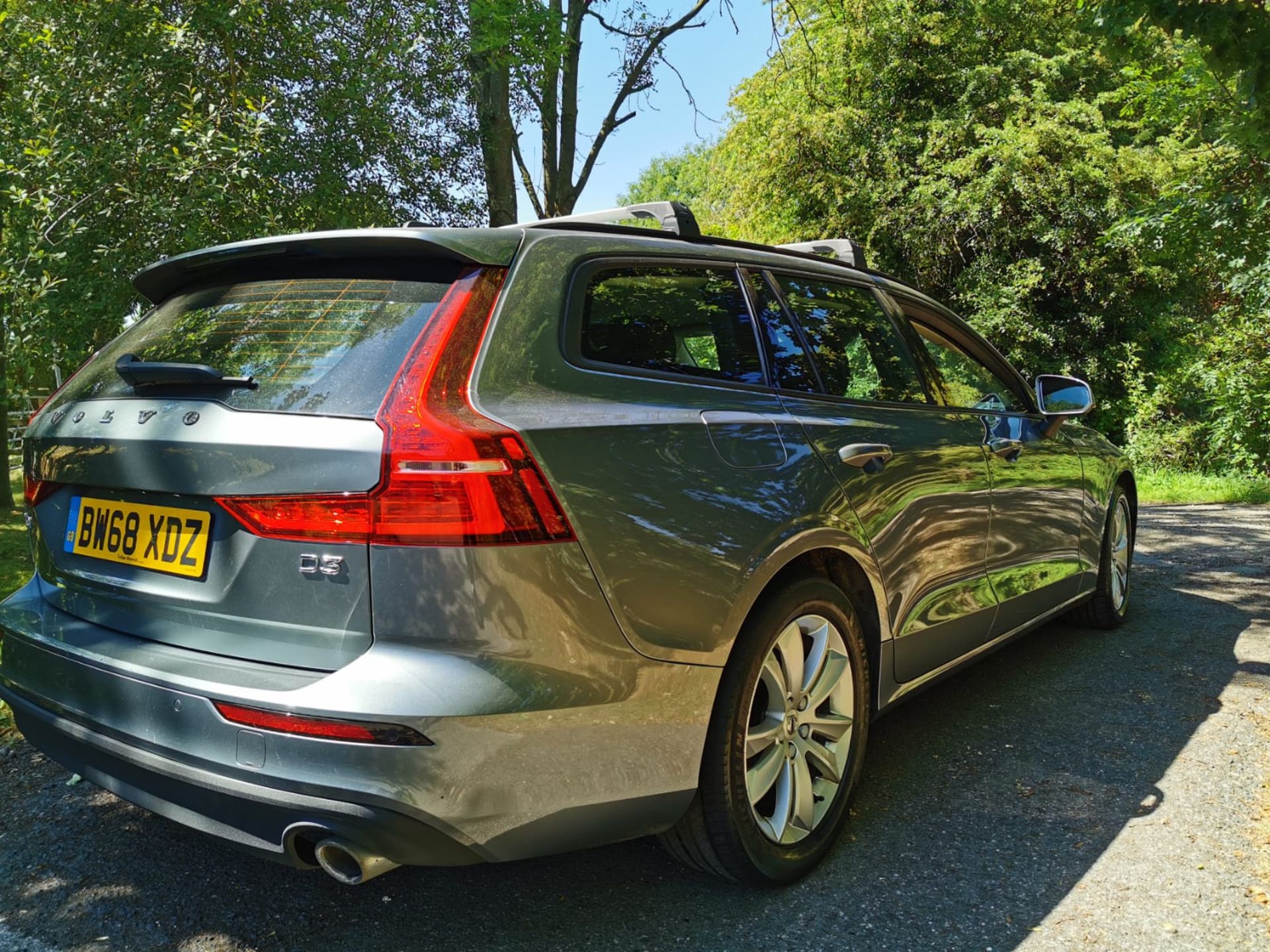 2019/68 VOLVO V60 MOMENTUM D3 GREY ESTATE - 2 KEYS - REVERSING SENSORS - ELECTRIC TAILGATE *NO VAT* - Image 6 of 29