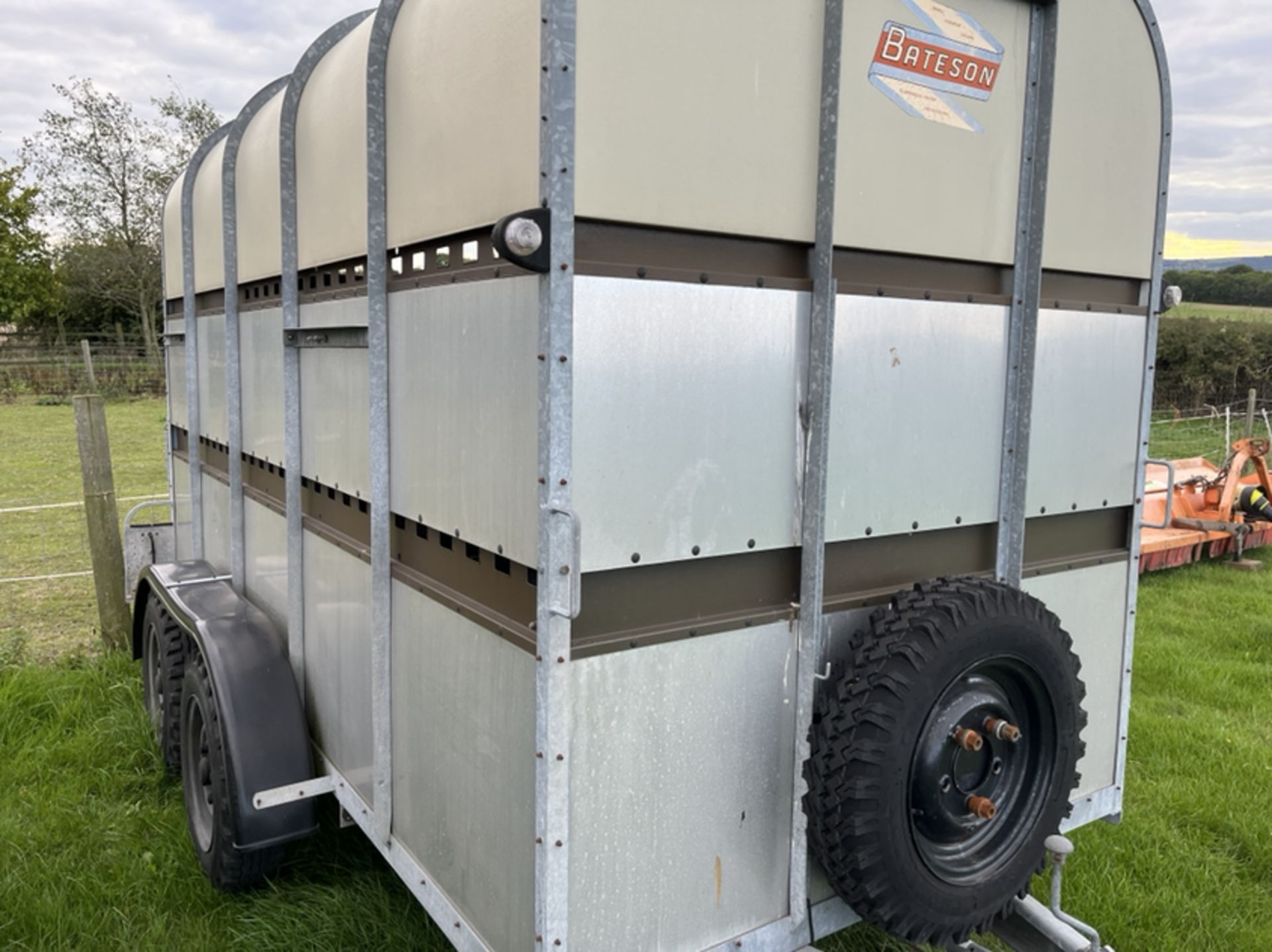 BATESON FULL HEIGHT 12ft CATTLE/HORSE TRAILER - C/W PARTITION - IN TIDY ORDER *PLUS VAT* - Image 3 of 6
