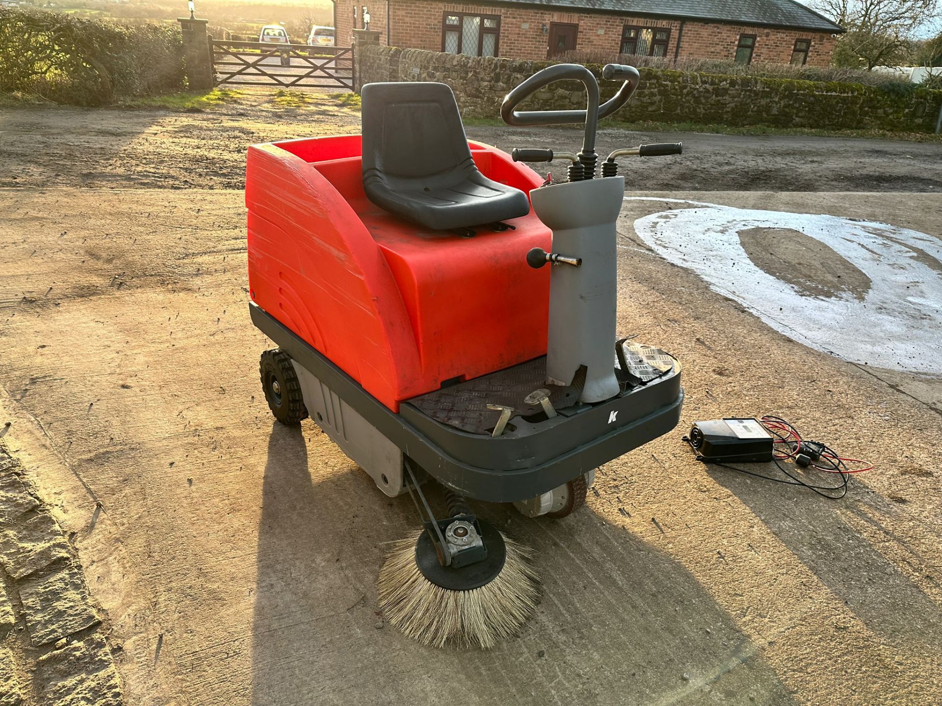 Hako Jonas 900E Ride On Sweeper *PLUS VAT* - Image 4 of 10