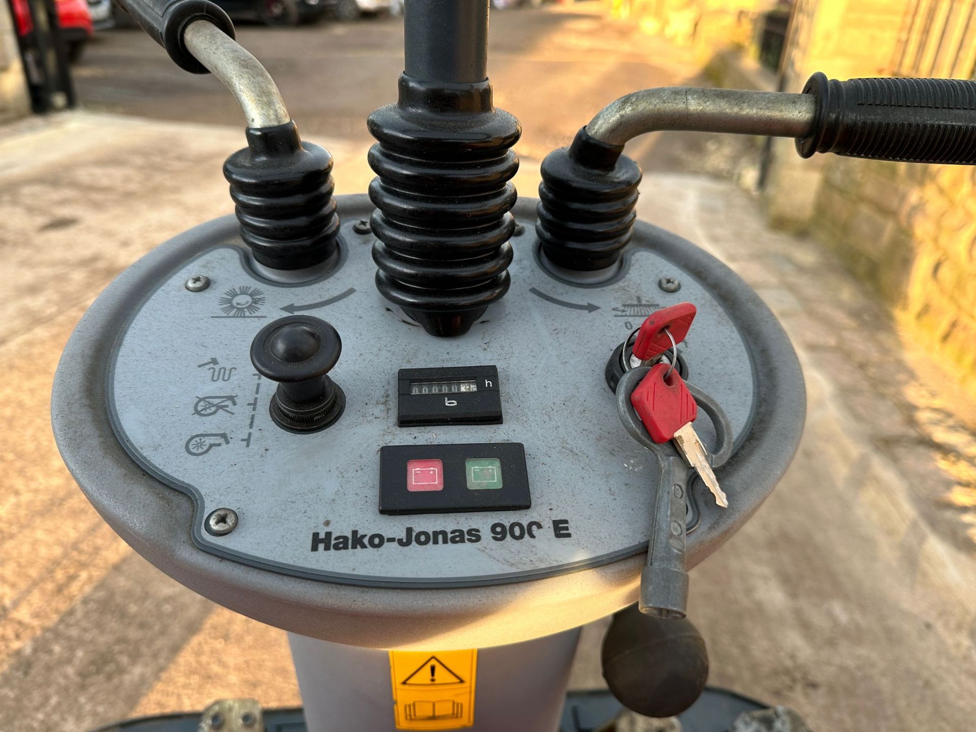 Hako Jonas 900E Ride On Sweeper *PLUS VAT* - Image 8 of 10