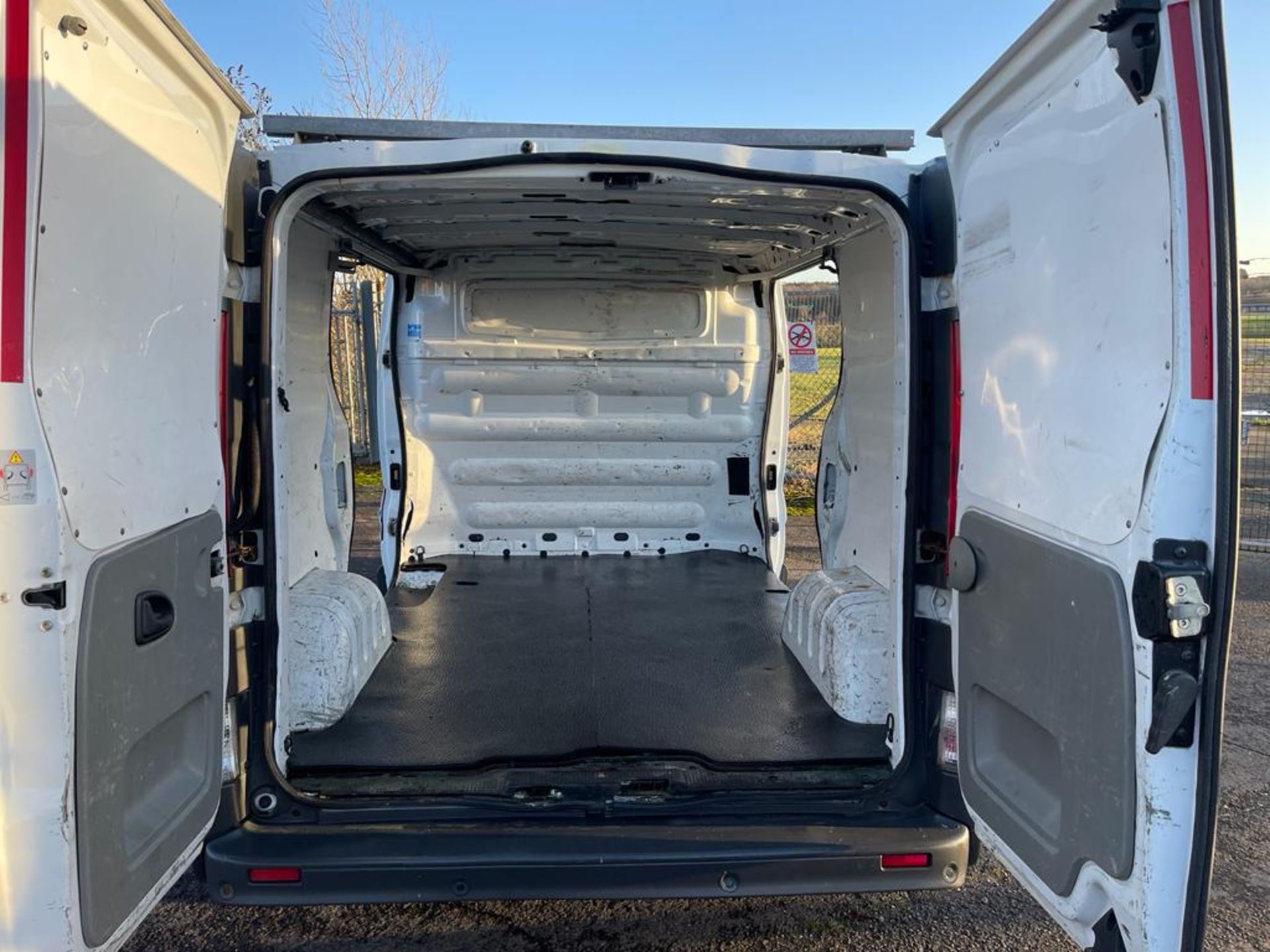 2007 VAUXHALL VIVARO 2700 CDTI SWB WHITE PANEL VAN *NO VAT* - Image 16 of 17