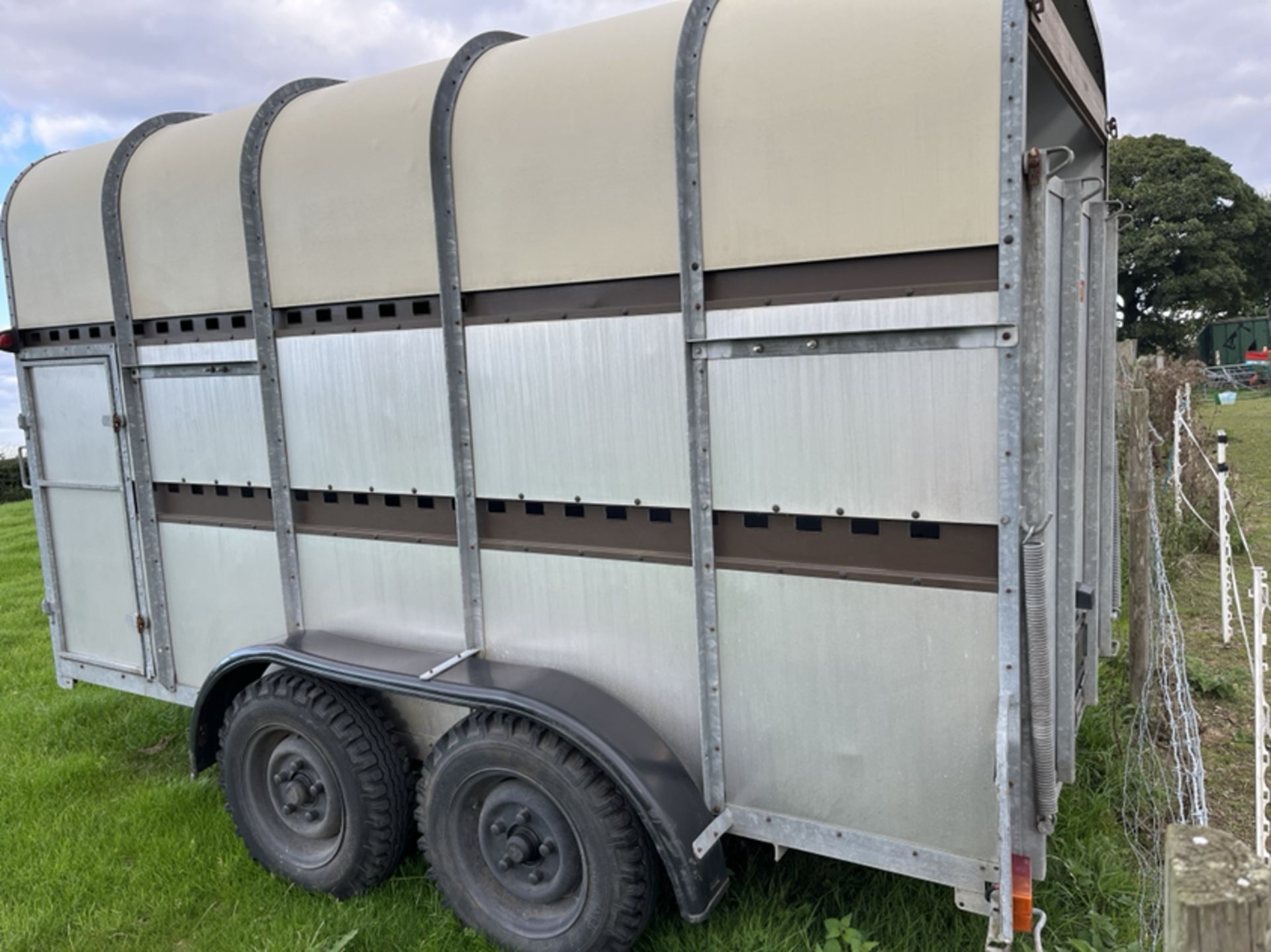BATESON FULL HEIGHT 12ft CATTLE/HORSE TRAILER - C/W PARTITION - IN TIDY ORDER *PLUS VAT* - Image 2 of 6
