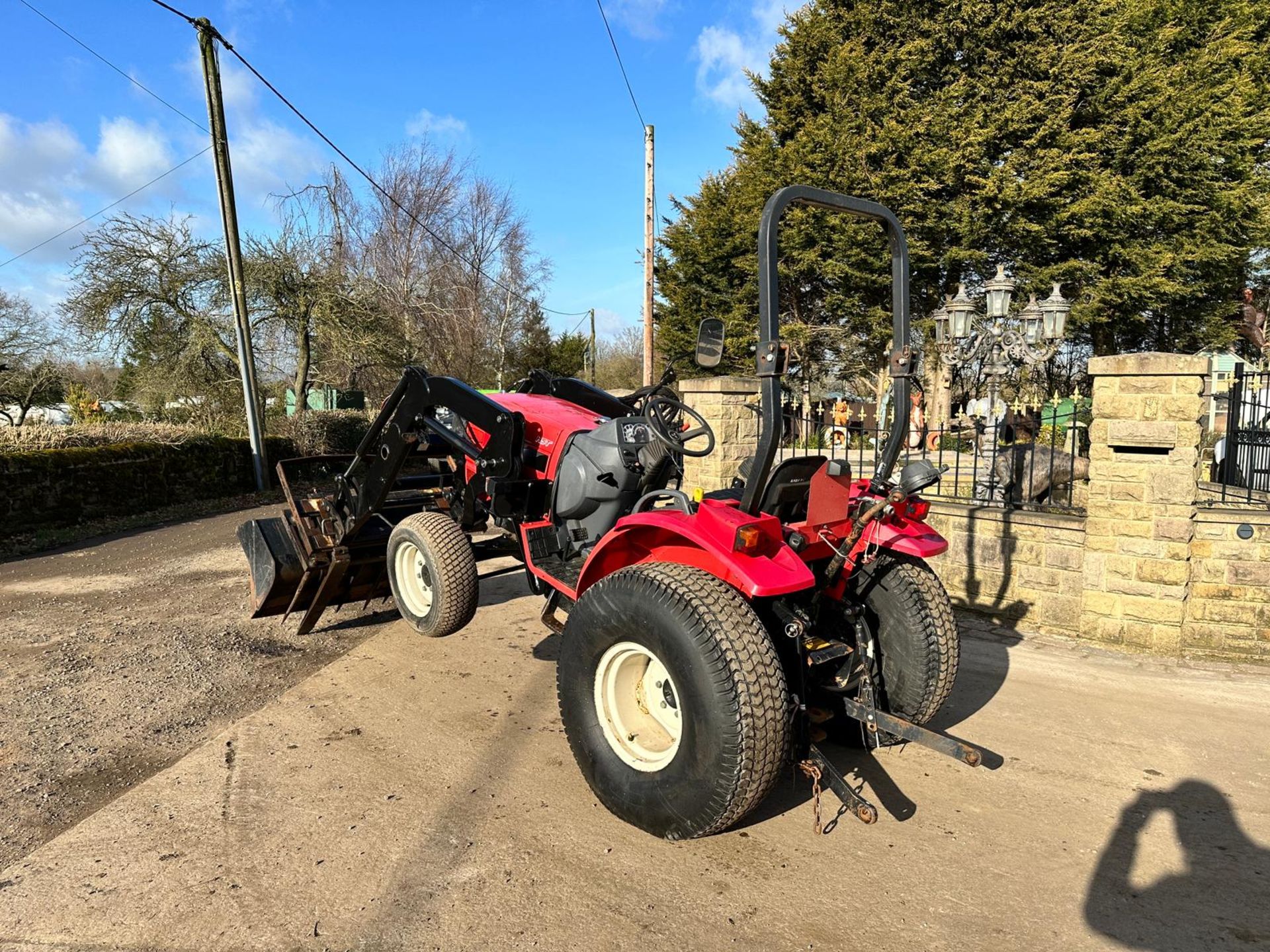 Mitsubishi MT28 4WD Compact Tractor With Front Loader And Attachments *PLUS VAT* - Image 2 of 20