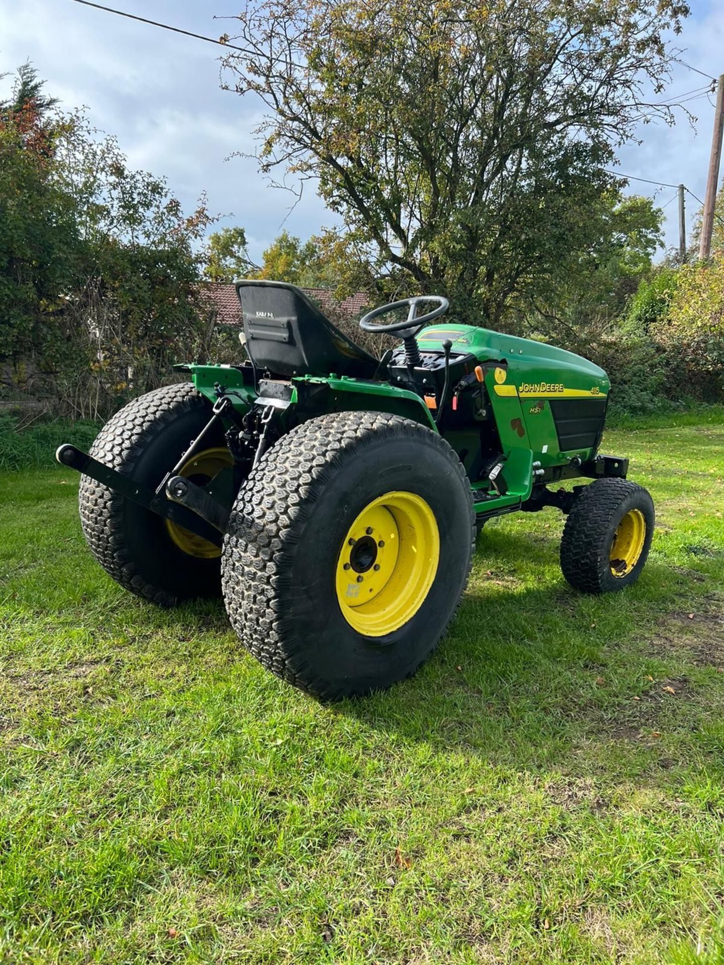 JOHN DEERE 4115 RIDE ON LAWN MOWER - SELECTABLE 2 AND 4 WHEEL DRIVE *PLUS VAT* - Image 4 of 7