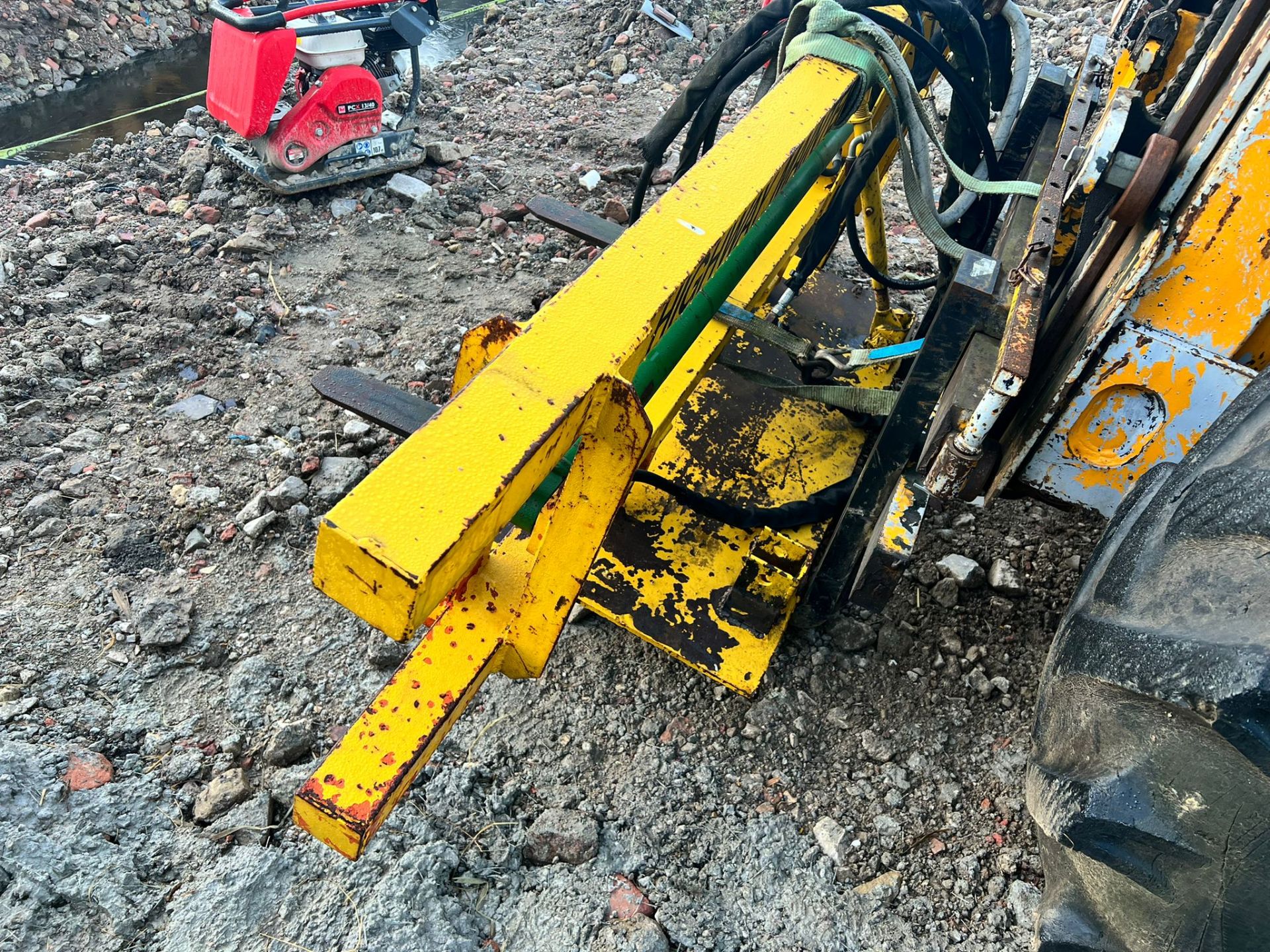 YELLOW POST KNOCKER, SUITABLE FOR PALLET FORKS OR 3 POINT LINKAGE *PLUS VAT* - Image 5 of 8