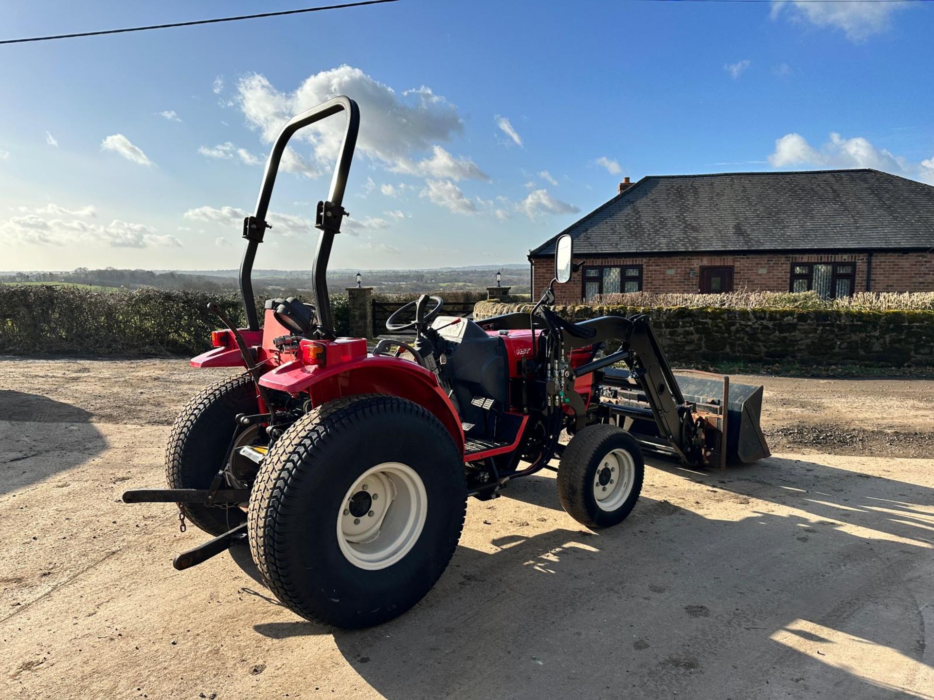 Mitsubishi MT28 4WD Compact Tractor With Front Loader And Attachments *PLUS VAT* - Image 4 of 20