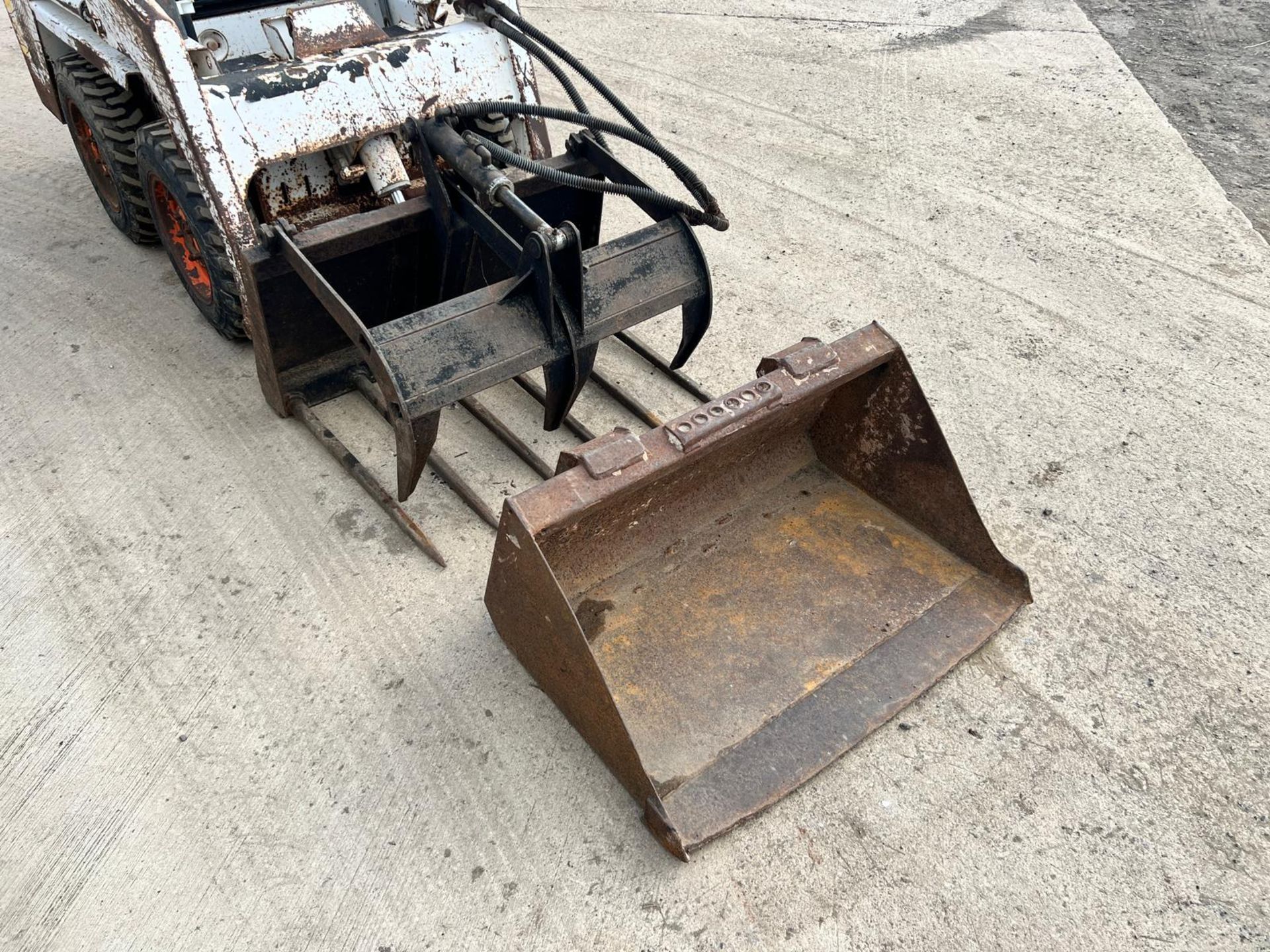 Bobcat 443 Wheeled Skidsteer Loader With Muck Grab, Bucket - Good Set Of Tyres *PLUS VAT* - Image 8 of 11