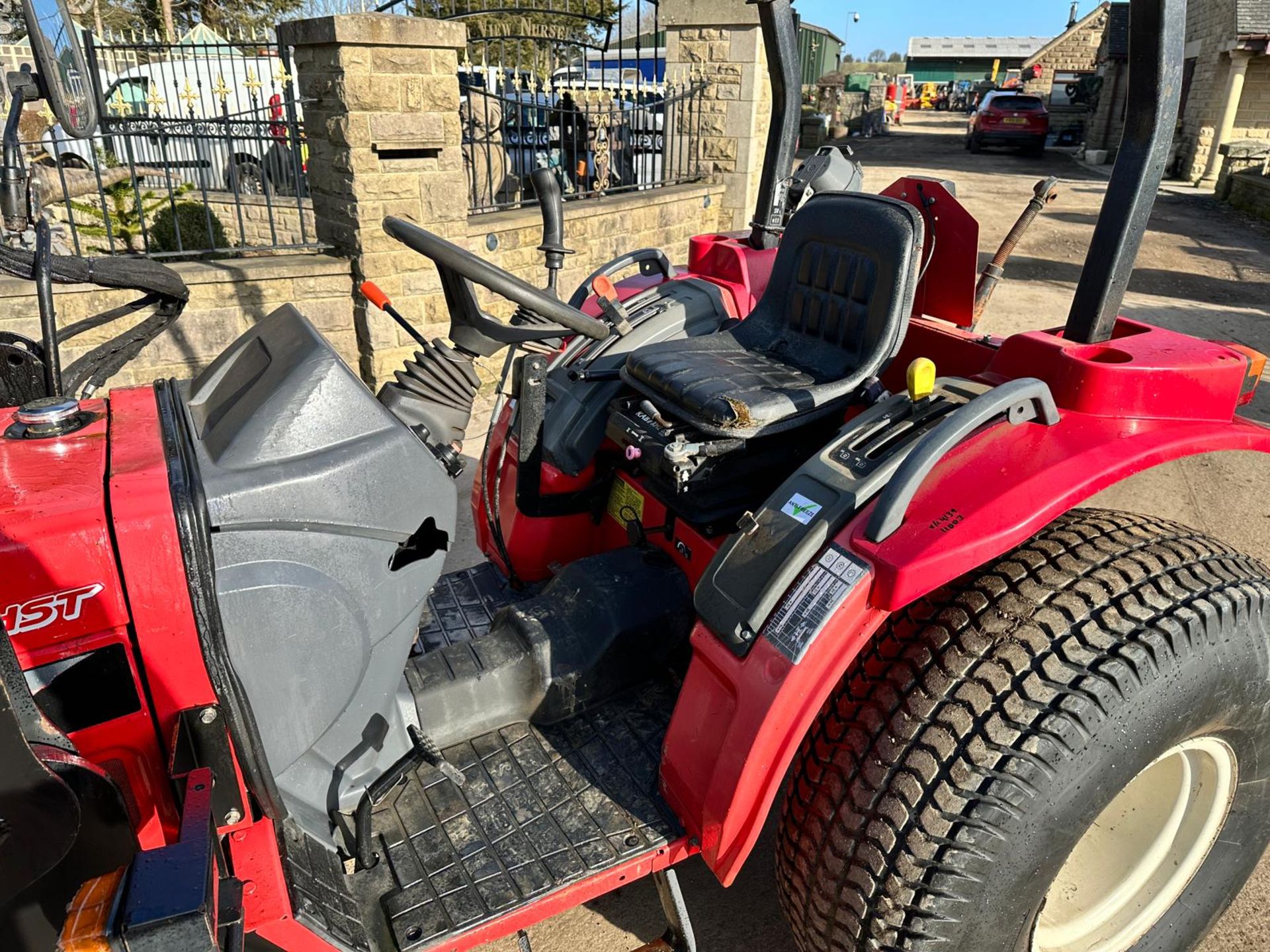 Mitsubishi MT28 4WD Compact Tractor With Front Loader And Attachments *PLUS VAT* - Image 11 of 20