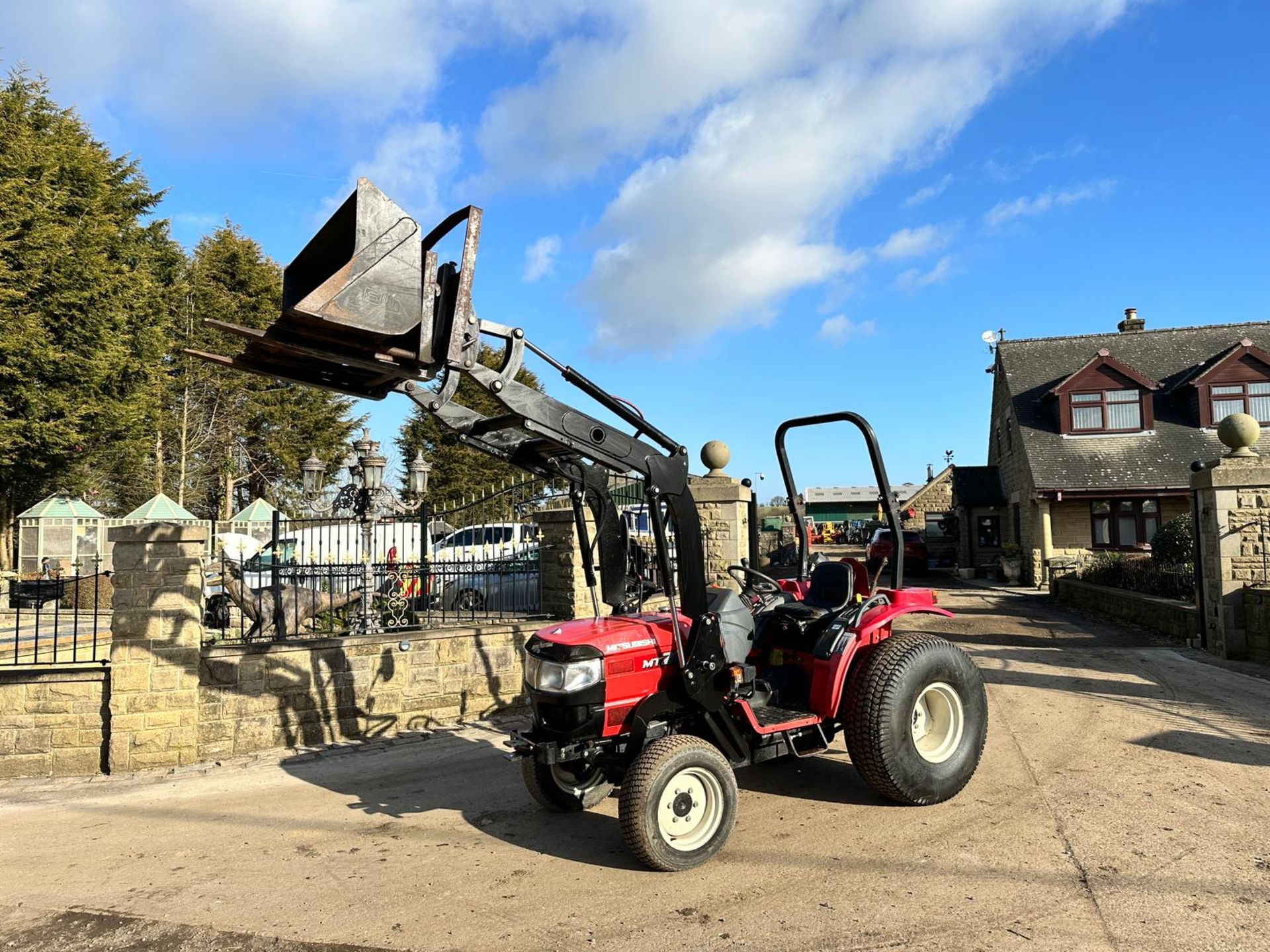 Mitsubishi MT28 4WD Compact Tractor With Front Loader And Attachments *PLUS VAT* - Image 3 of 20