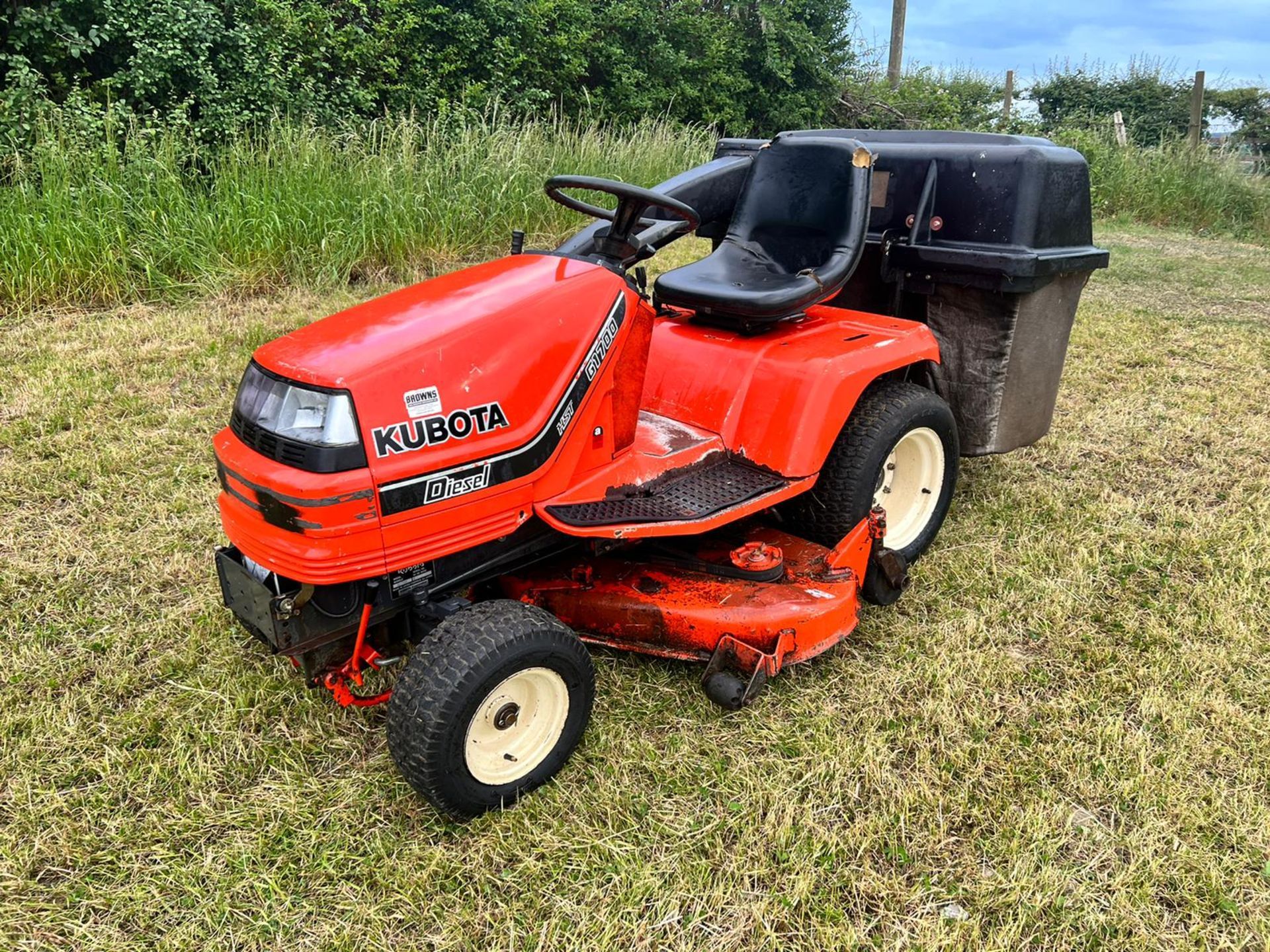 KUBOTA G1700 DIESEL RIDE-ON MOWER WITH REAR COLLECTOR *NO VAT* - Image 2 of 16